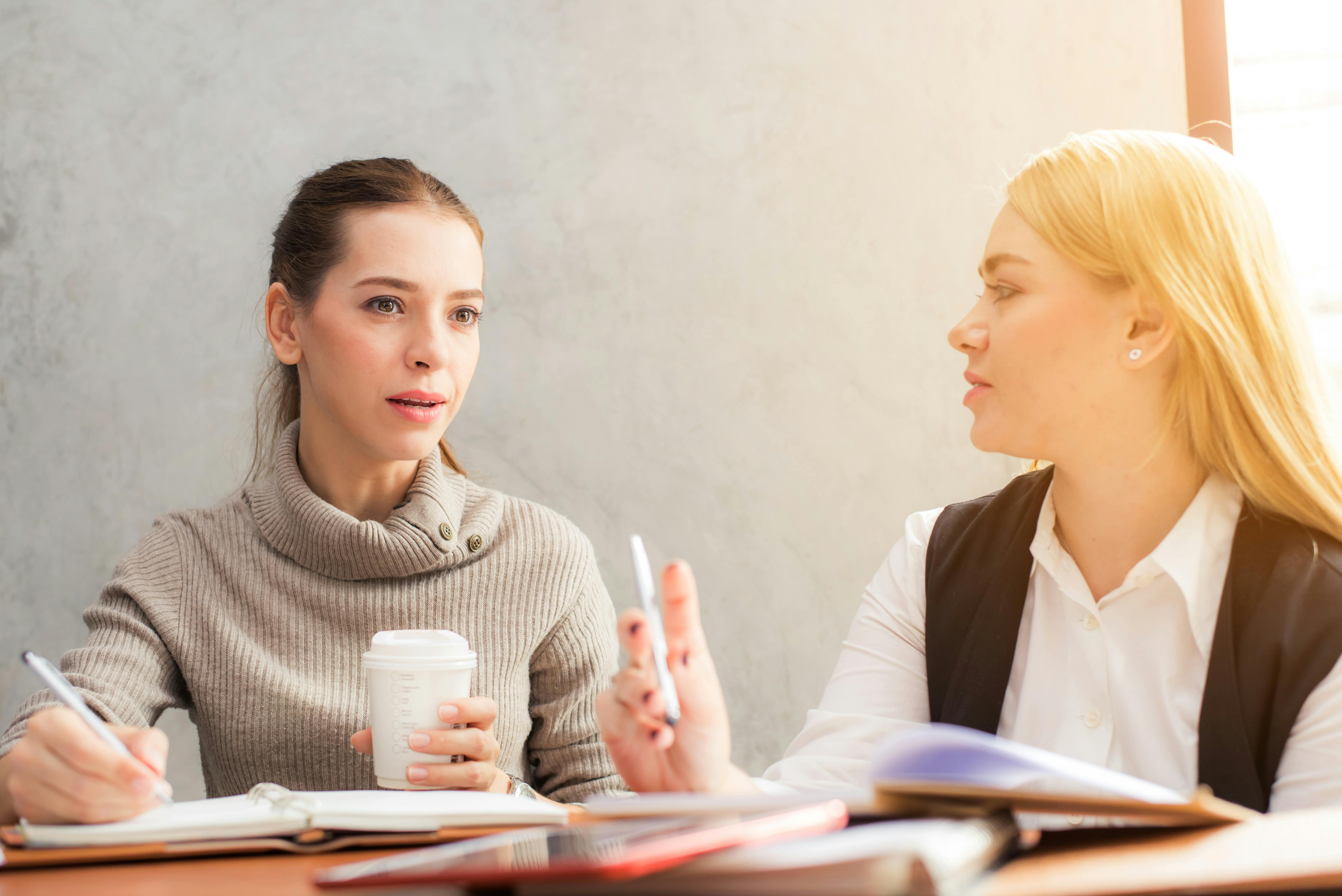 Zwei Frauen diskutieren über Arbeit | Quelle: Pexels