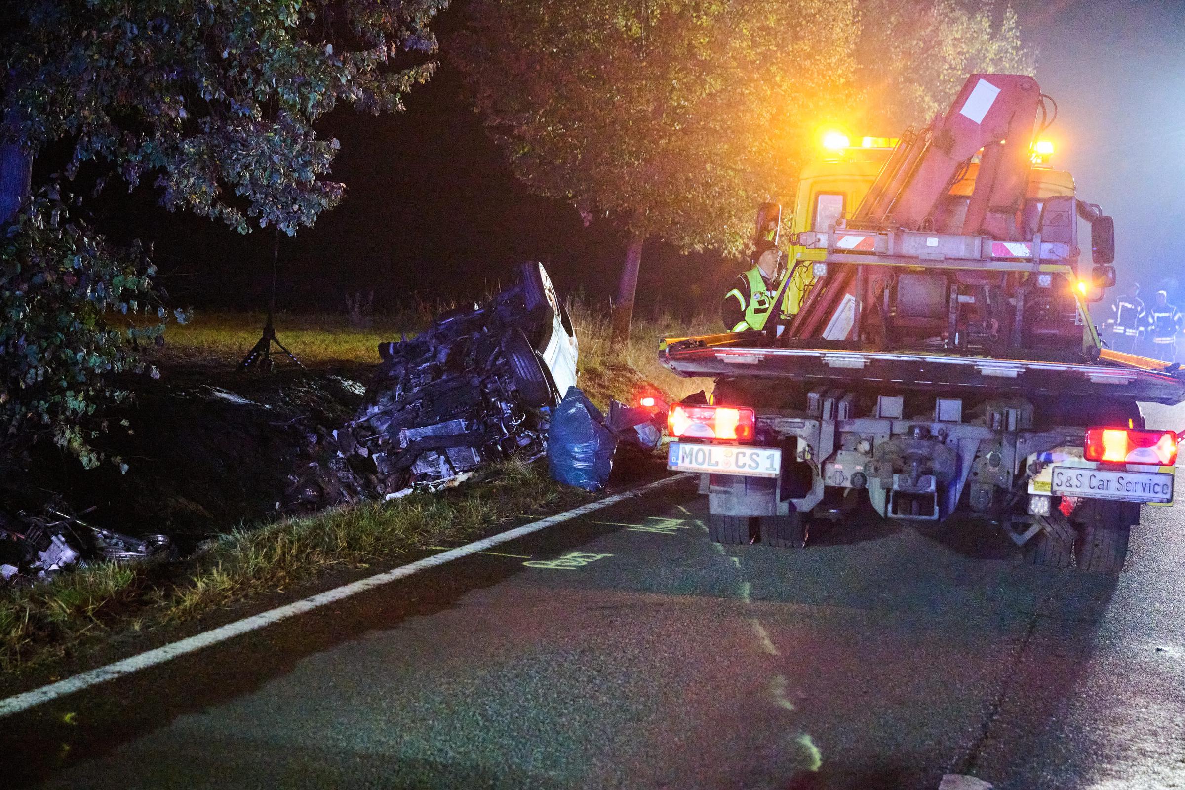 Ein ausgebranntes Auto liegt in einem Graben. In Brandenburg kamen vier Menschen ums Leben, als ein Auto frontal mit drei Mopeds zusammenstieß. Der Unfall ereignete sich laut Polizei am Abend in der Nähe von Biesenthal im Landkreis Barnim. | Quelle: Getty Images