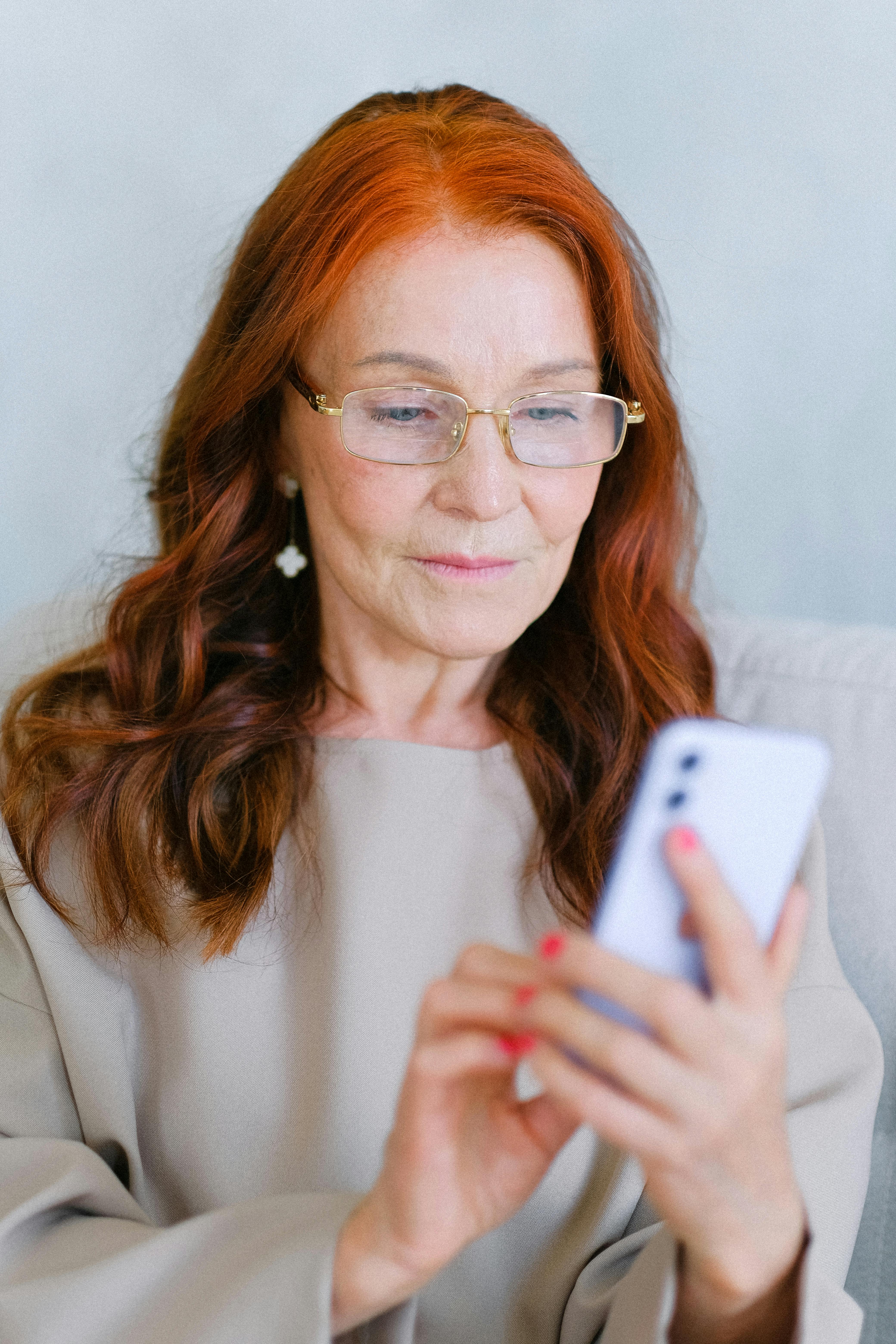 Eine Frau mittleren Alters an ihrem Telefon | Quelle: Pexels