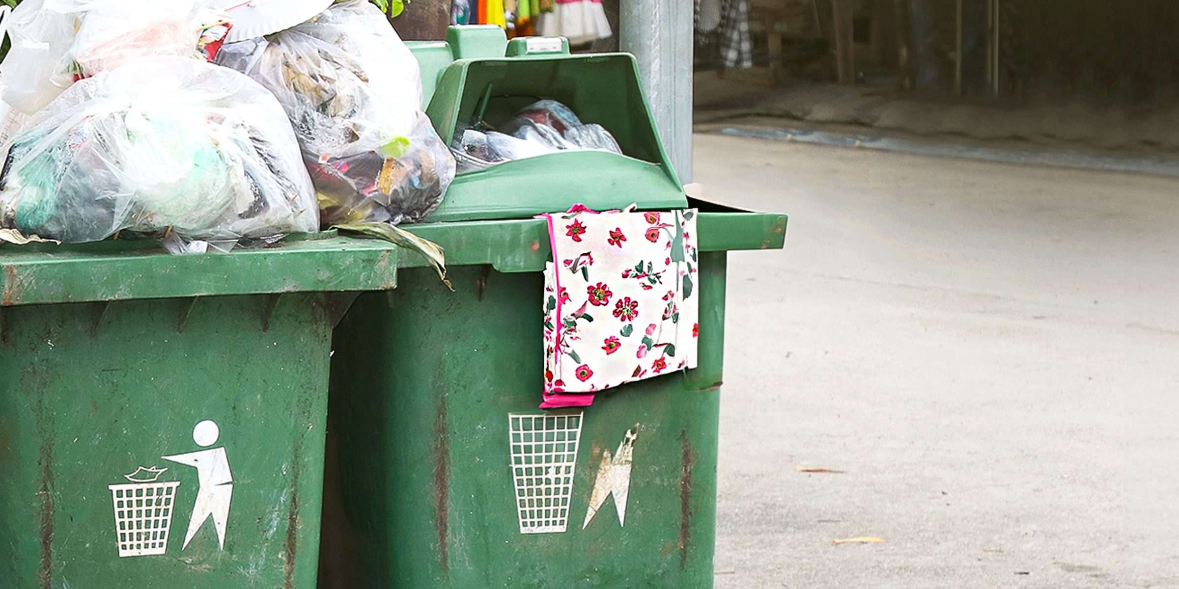 Eine Schürze in einer Mülltonne | Quelle: Shutterstock
