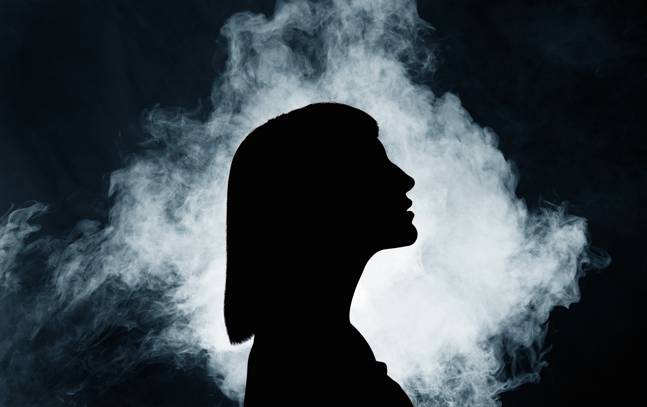 Silhouette der Frau mit Rauch. I Quelle: Getty Images