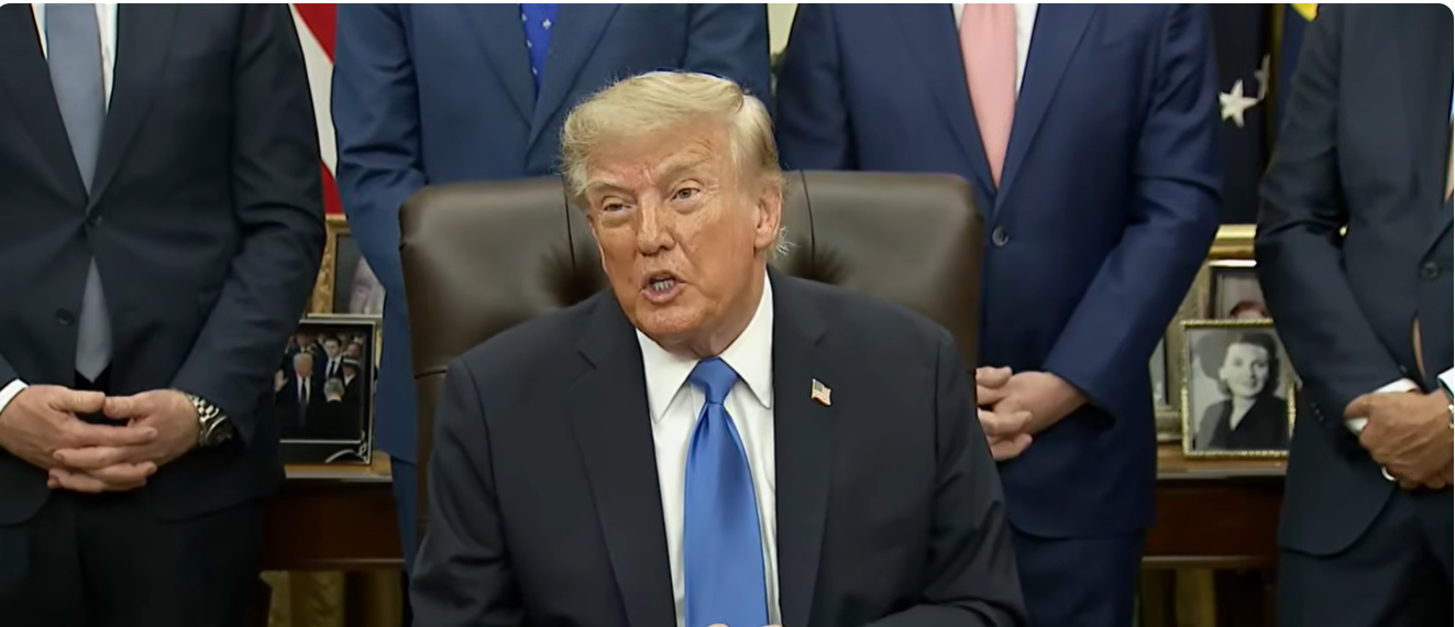 Donald Trump spricht mit Reportern im Weißen Haus, wo er über seine langjährige Beziehung zur britischen Königsfamilie sprach und seine Gedanken zur Rückkehr von Harry und Meghan nach Großbritannien teilte. | Quelle: YouTube/PBS NewsHour