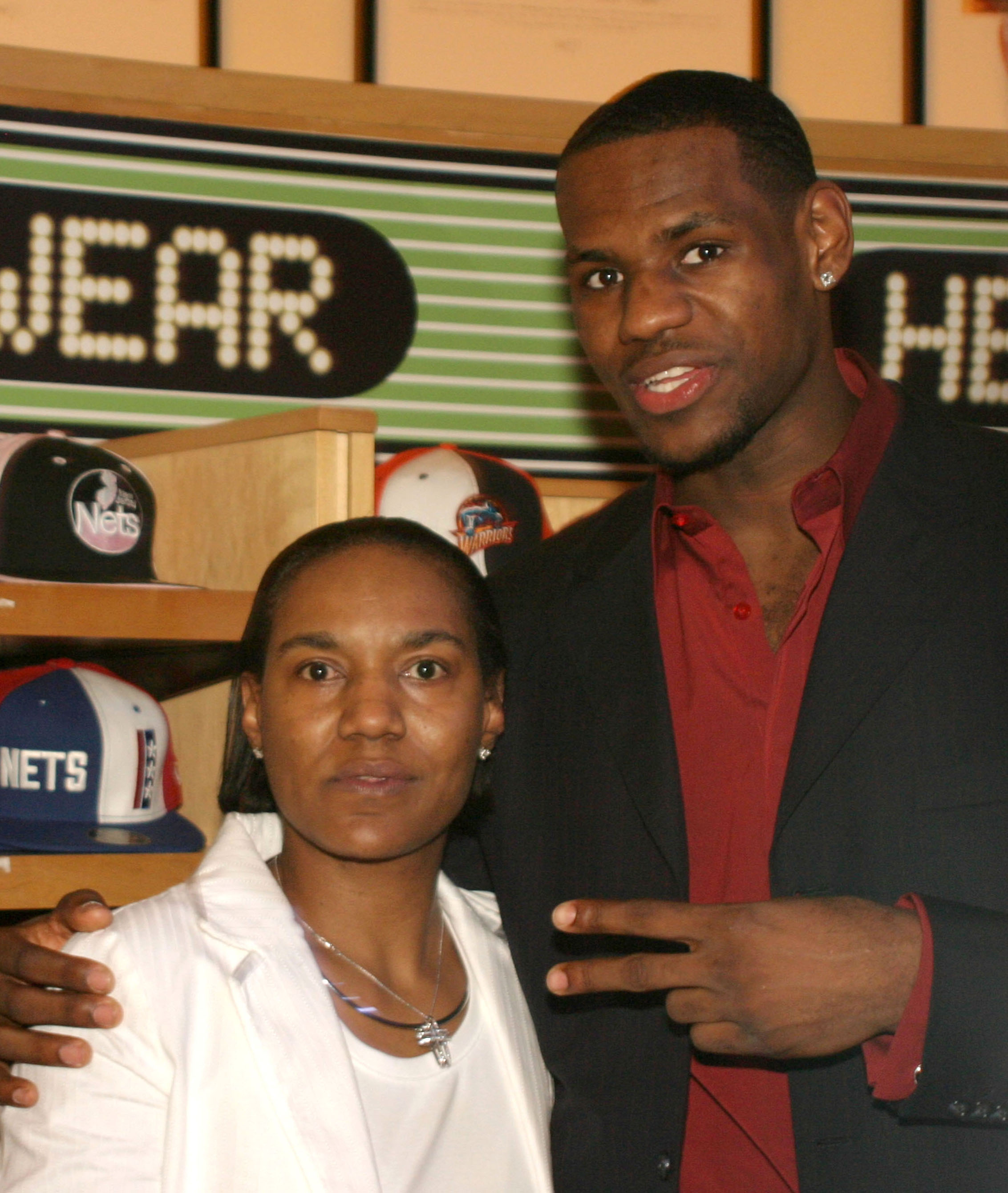 Lebron James und seine Mutter Gloria während der Verleihung des Got Milk? NBA Rookie Of The Year 2004, die LeBron James am 20. April 2004 in New York City überreicht wird | Quelle: Getty Images