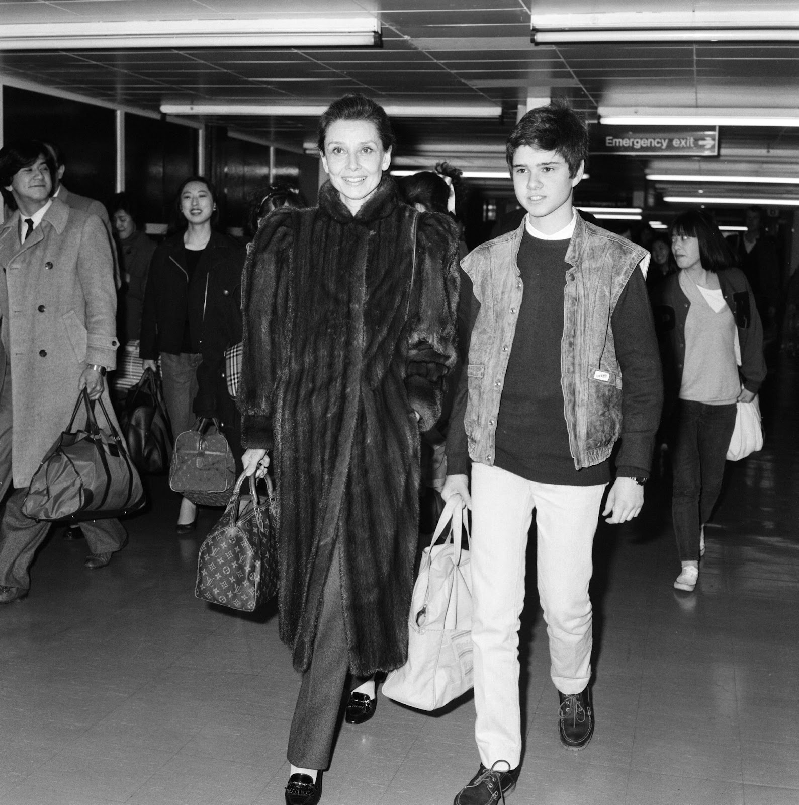 Audrey Hepburn und ihr Sohn Luca werden im April 1984 auf einem Flughafen gesichtet. | Quelle: Getty Images