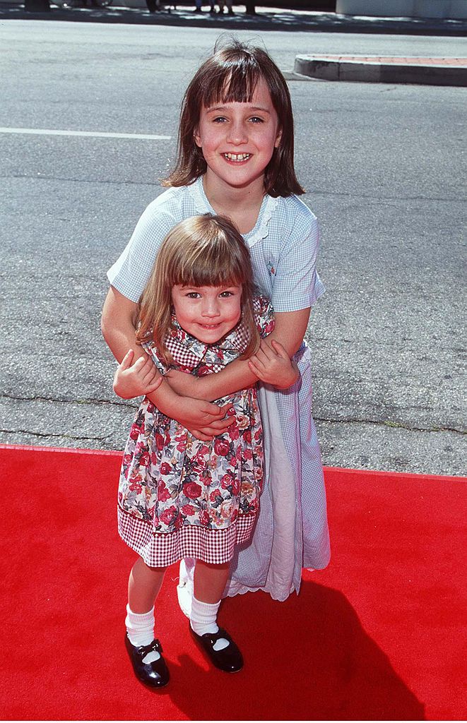 Mara und ihre jüngere Schwester Ana Wilson bei der "Matilda"-Premiere in Los Angeles am 28. Juli 1996 | Quelle: Getty Images