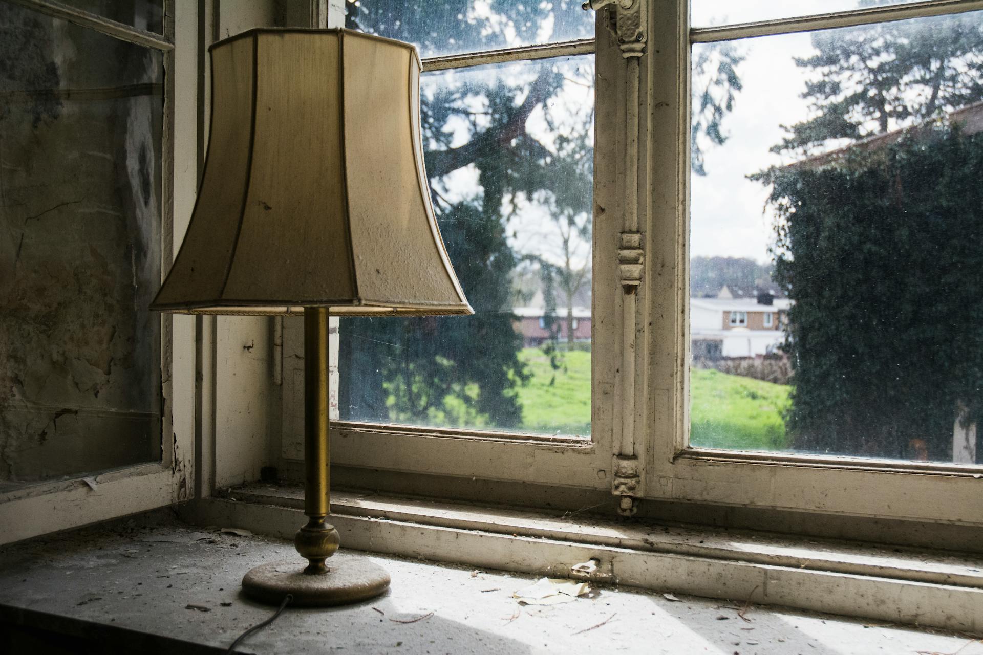 Eine Lampe in der Nähe eines Fensters | Quelle: Pexels