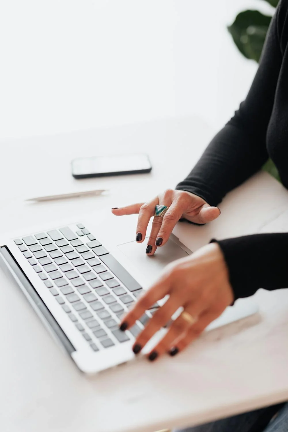 Eine Frau arbeitet an ihrem Laptop | Quelle: Pexels