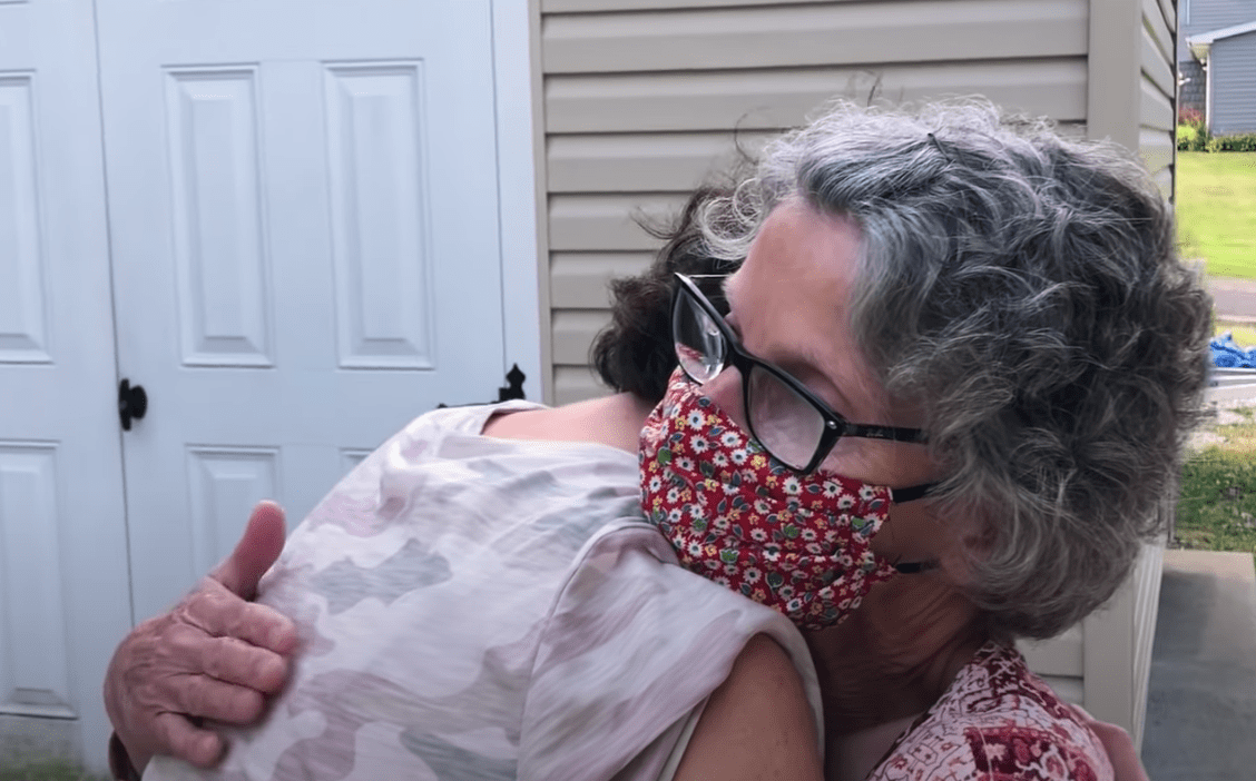 Eine Mutter und ihre Tochter umarmen sich zum ersten Mal seit fünf Jahrzehnten | Quelle: Youtube/PBS Voices