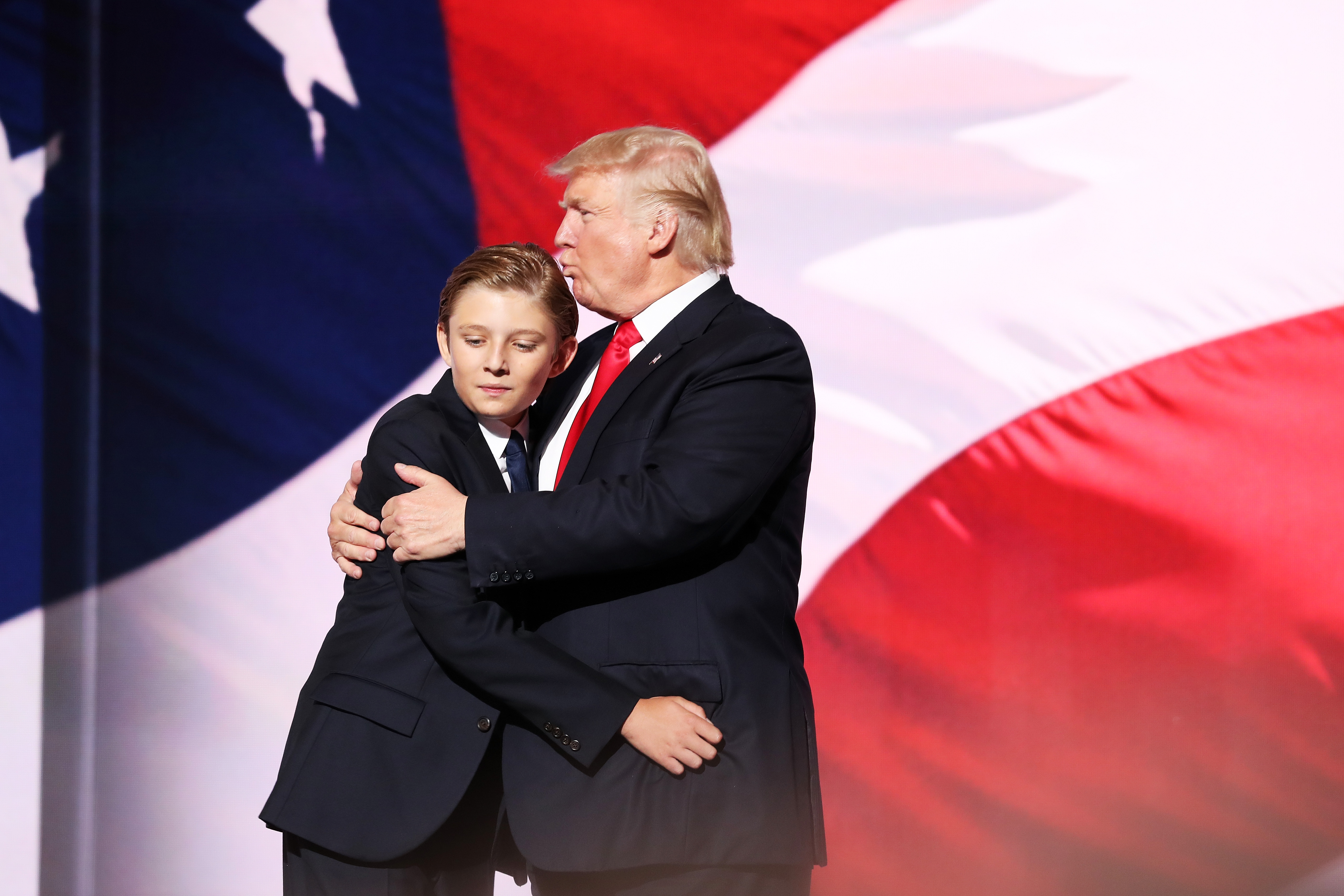 Donald umarmt Barron Trump nach seiner Rede am vierten Tag der Republican National Convention am 21. Juli 2016 in der Quicken Loans Arena in Cleveland. | Quelle: Getty Images