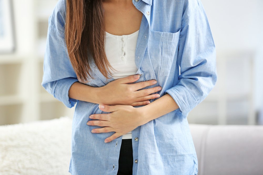Frau mit Magenschmerzen | Quelle: Shutterstock