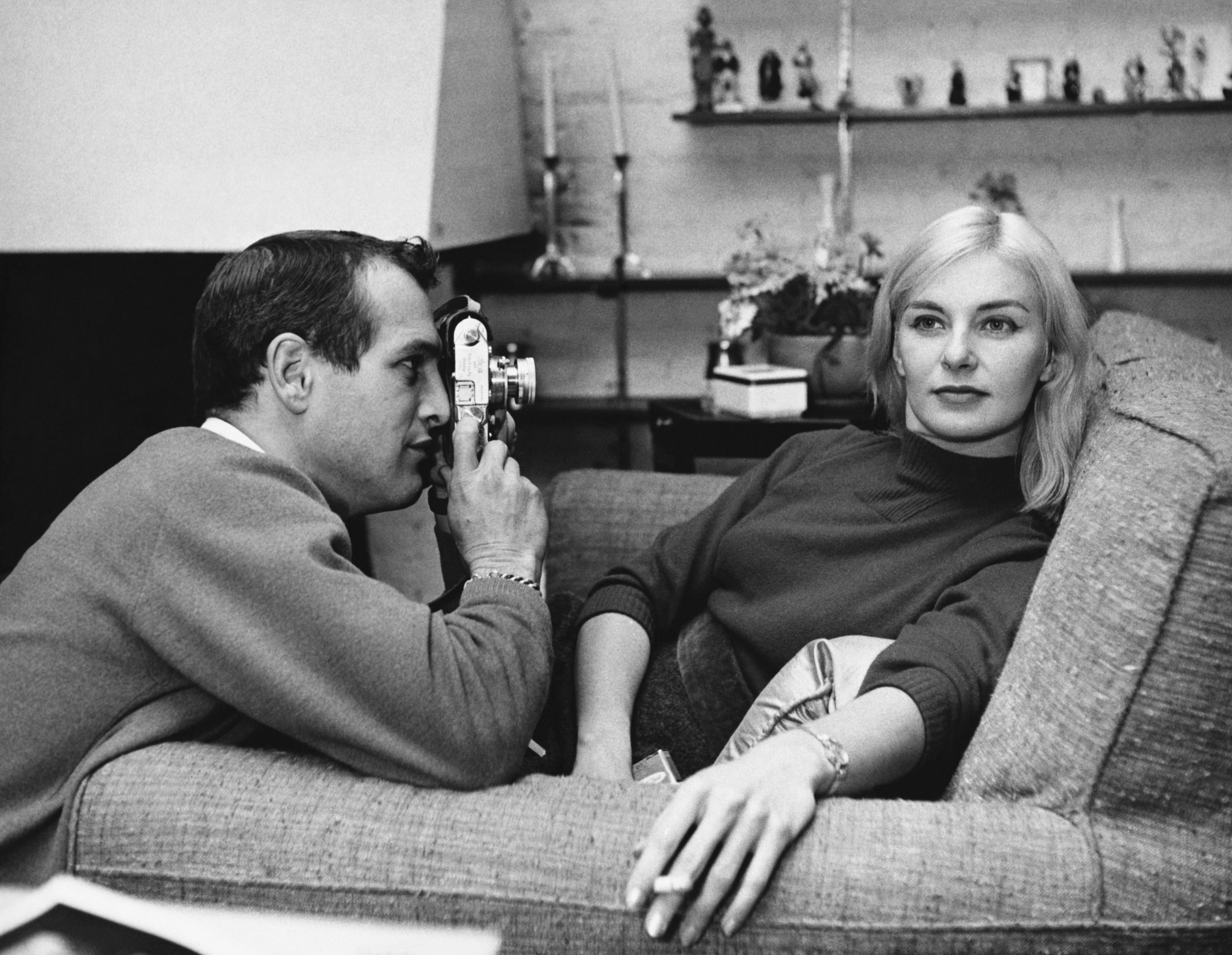 Paul Newman (1925 - 2008) und Joanne Woodward in ihrer Wohnung in Greenwich Village, New York, um 1961. | Quelle: Getty Images