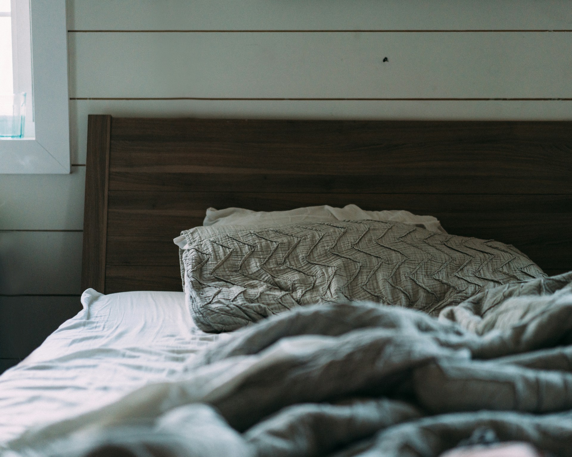 Eine leere Seite des Bettes | Quelle: Unsplash