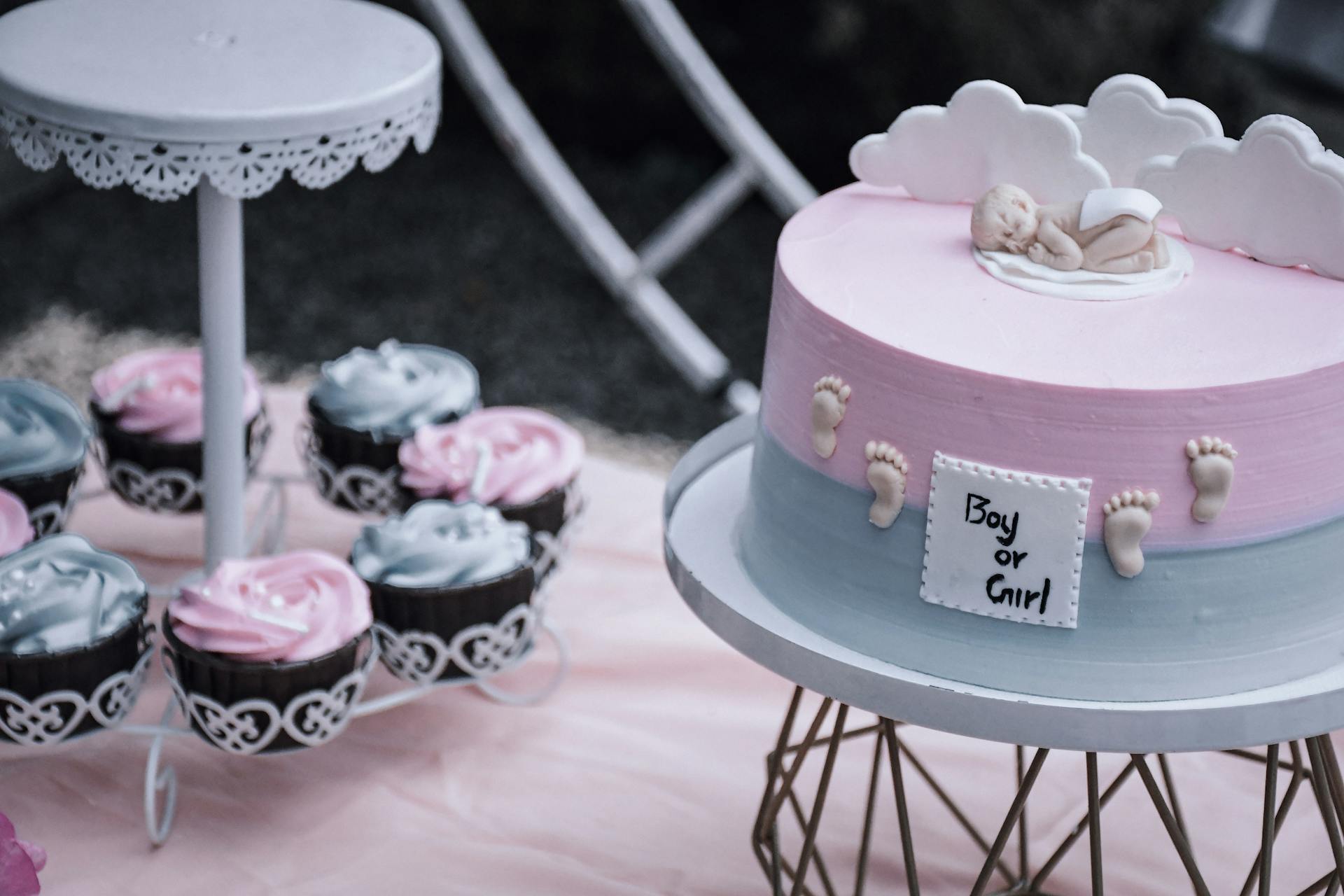 Kuchen und Cupcakes auf einem Tisch bei einer Gender Reveal Party | Quelle: Pexels