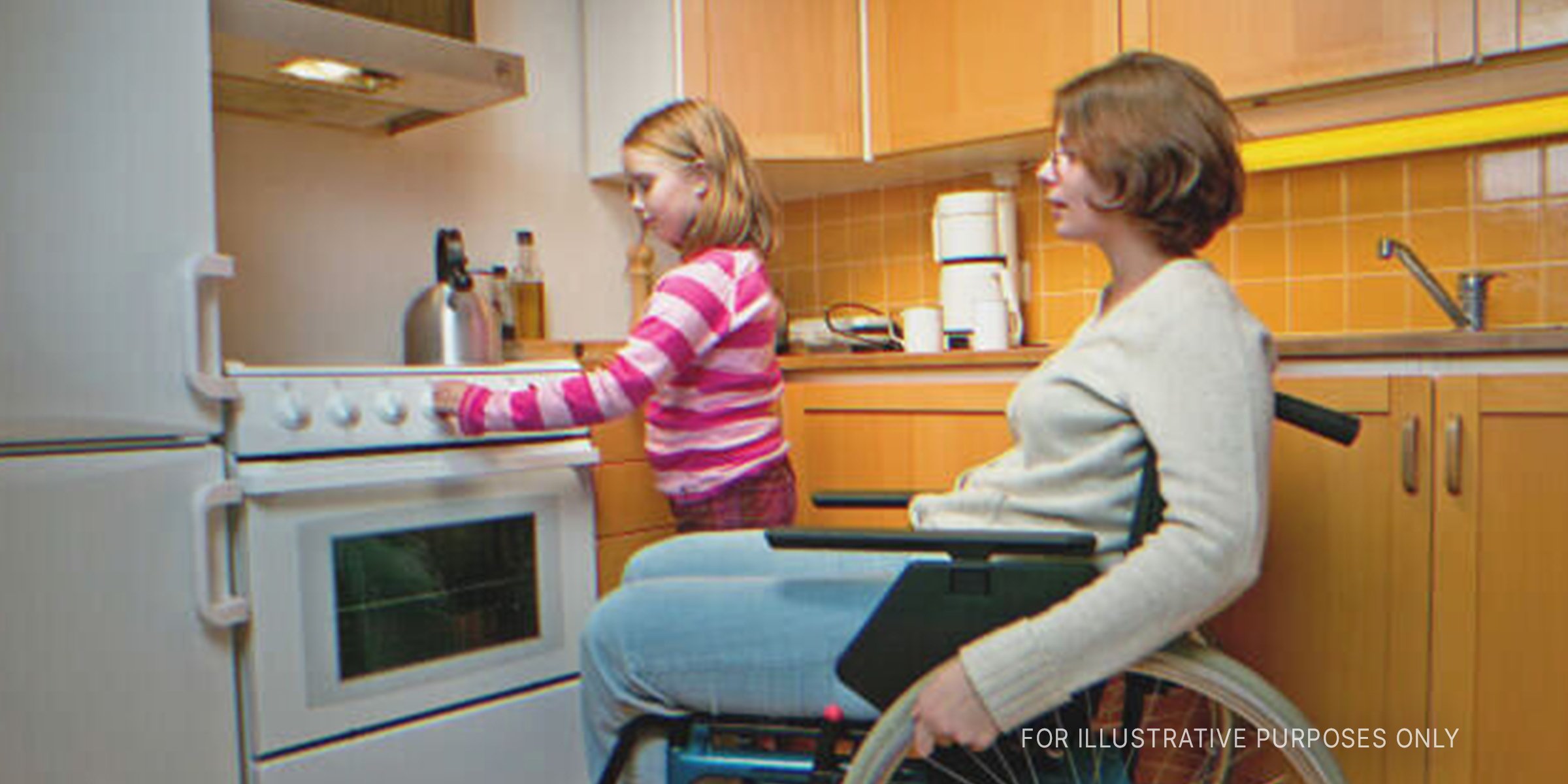 Behinderte Mutter mit Tochter in der Küche | Getty Images 
