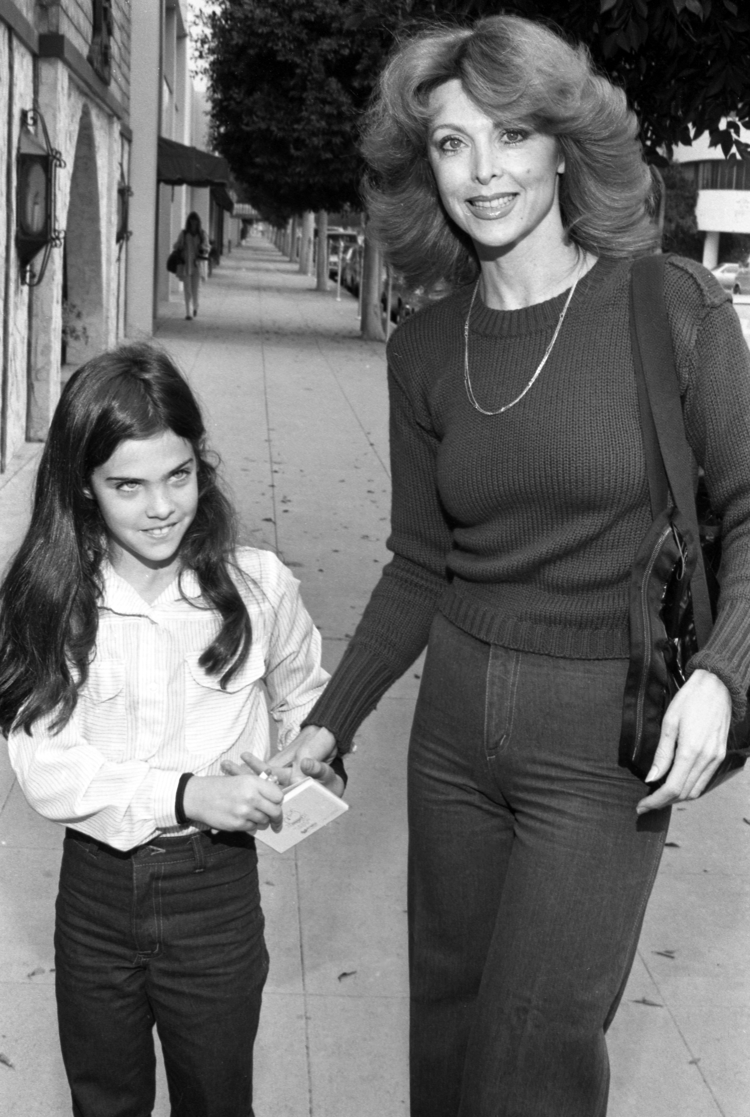 Tina Louise mit Tochter Caprice Crane am 4. Februar 1980 | Quelle: Getty Images