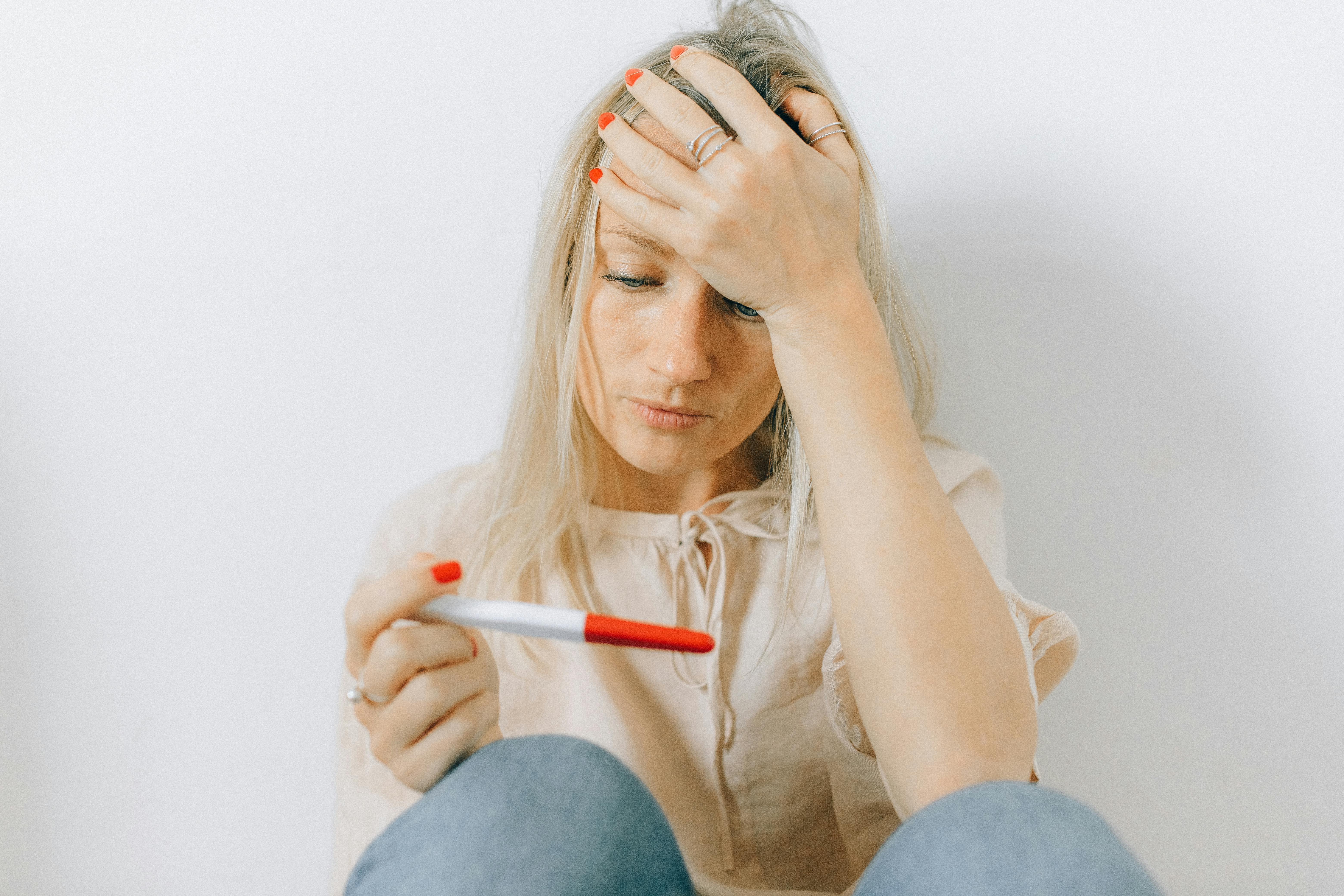 Eine Frau mit einem Schwangerschaftstest | Quelle: Pexels
