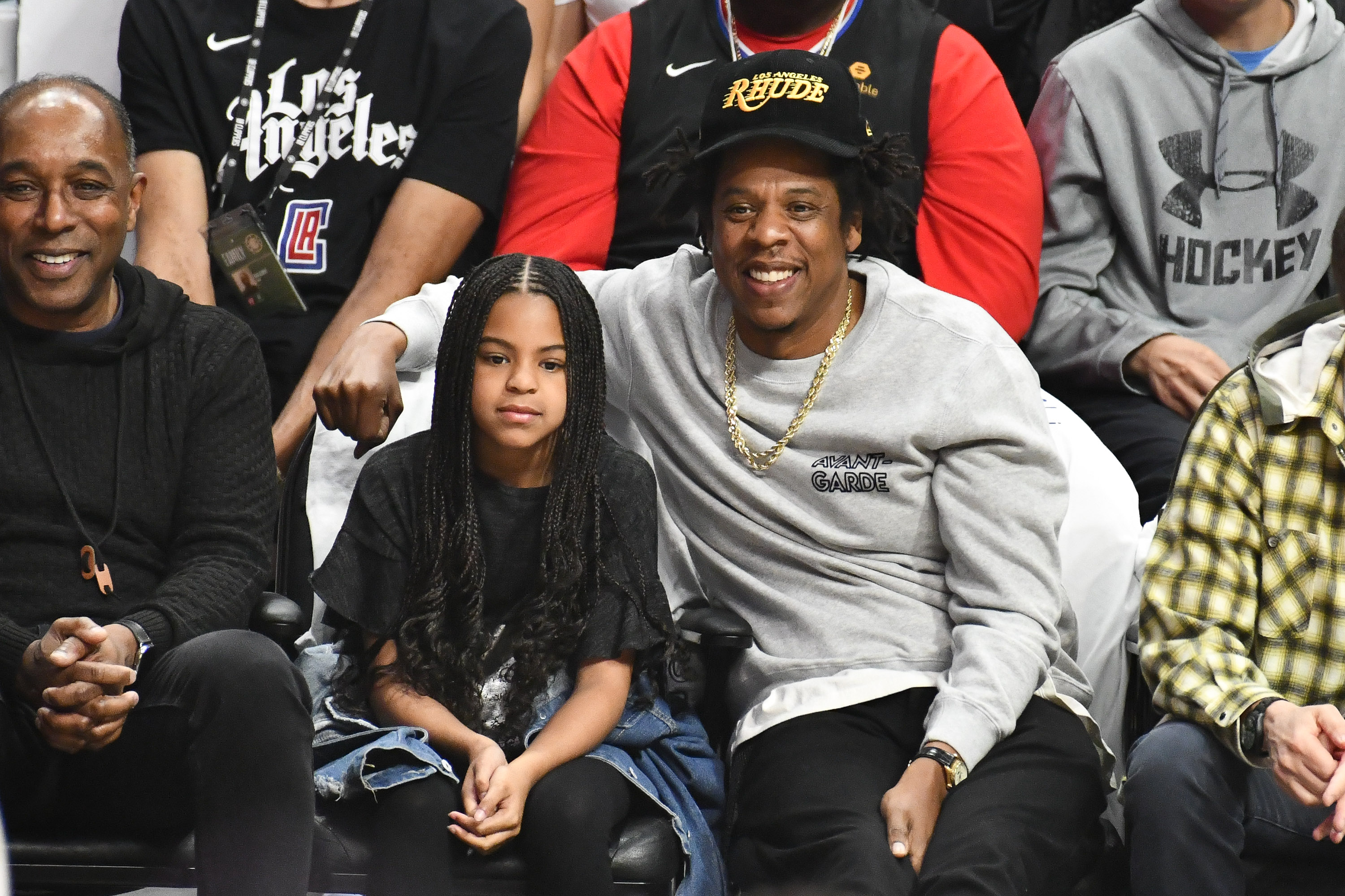 Jay-Z und Blue Ivy Carter besuchen ein Basketballspiel zwischen den Los Angeles Clippers und den Los Angeles Lakers am 8. März 2020 in Los Angeles, Kalifornien | Quelle: Getty Images