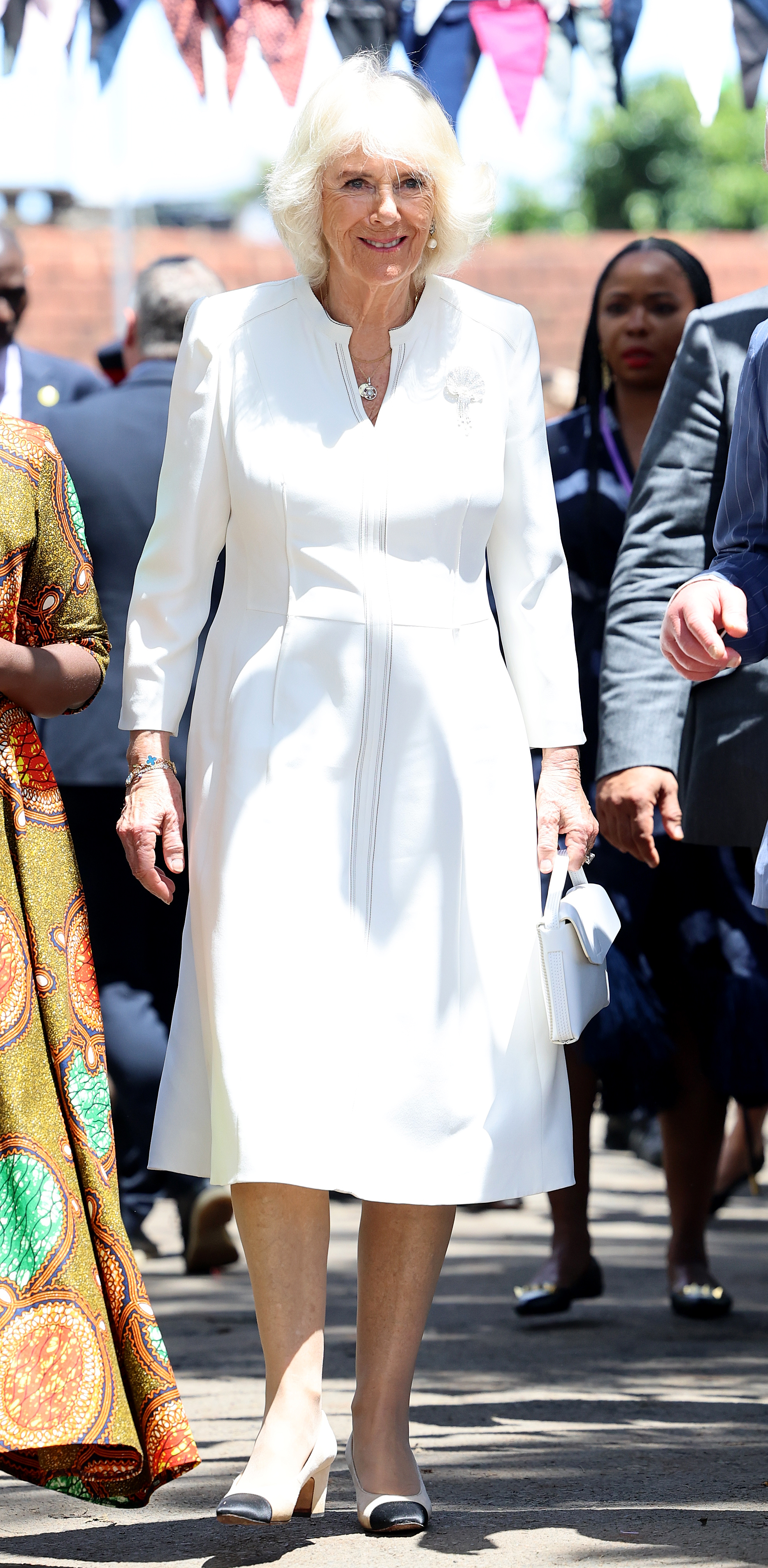 Königin Camilla in der Eastlands Library am 31. Oktober 2023 in Nairobi, Kenia | Quelle: Getty Images