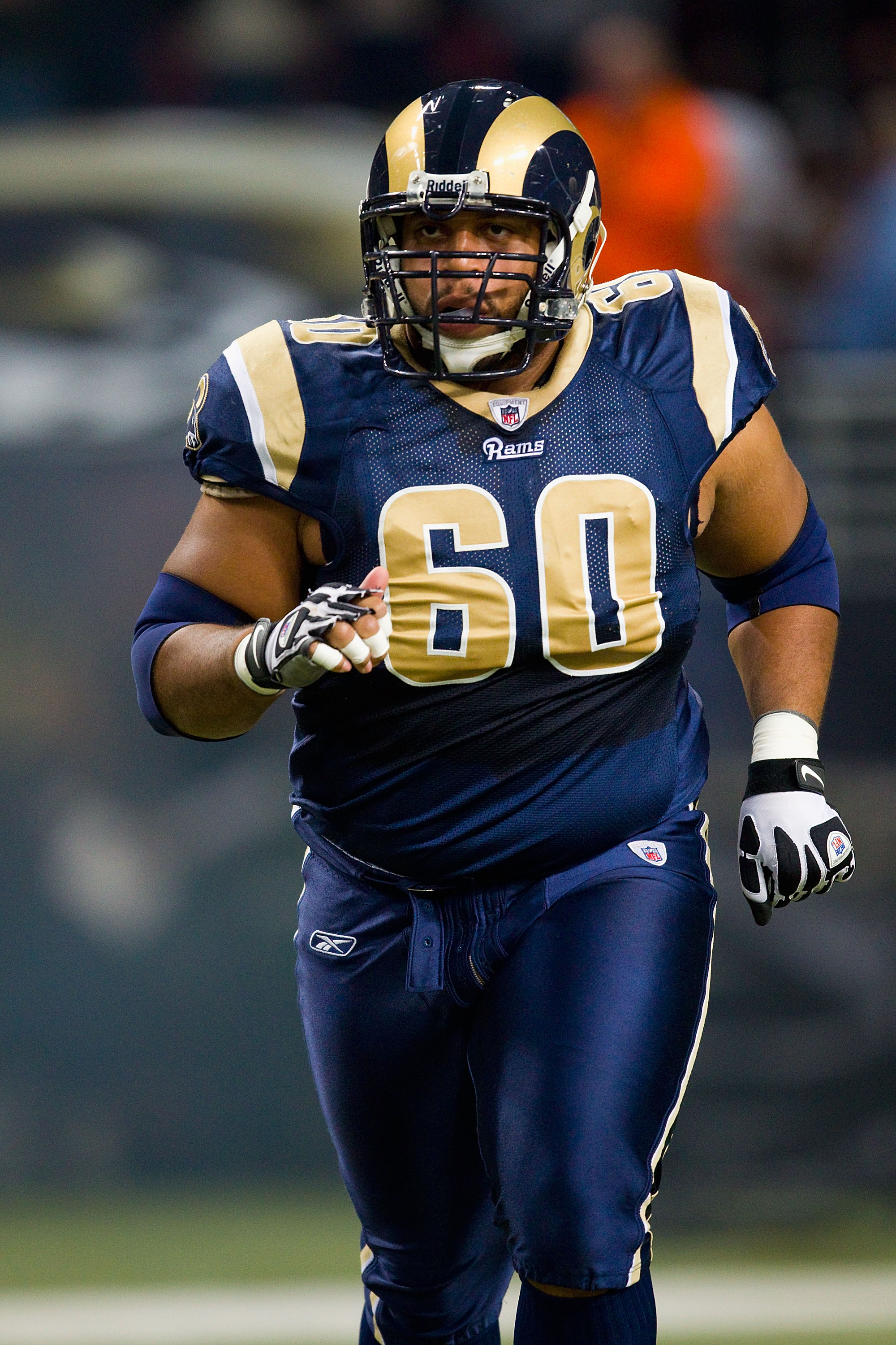 Der NFL-Center während eines Spiels gegen die San Francisco 49ers im Edward Jones Dome am 26. Dezember 2010 in St. Louis, Missouri. | Quelle: Getty Images