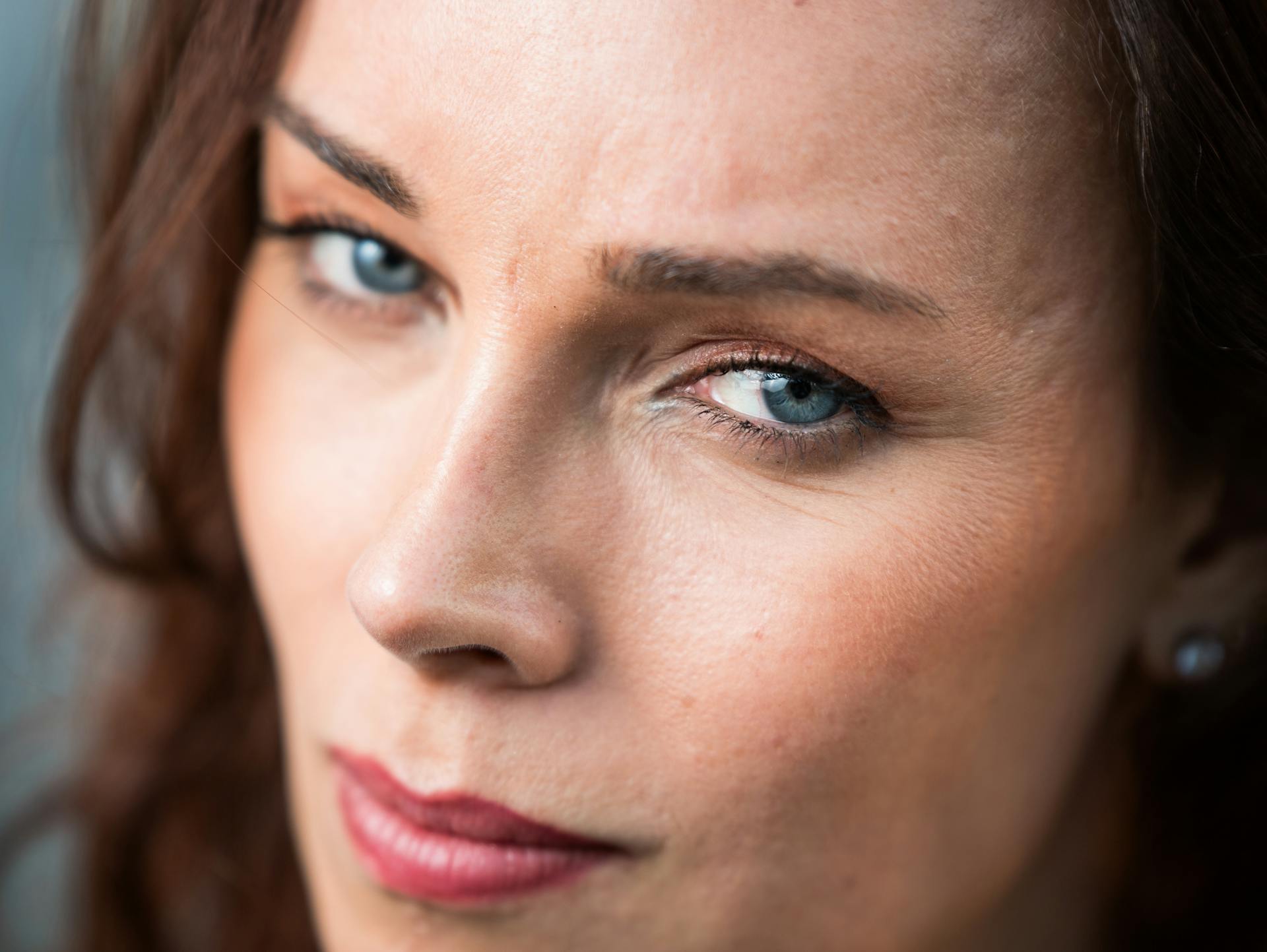 Eine Frau starrt jemanden an | Quelle: Pexels