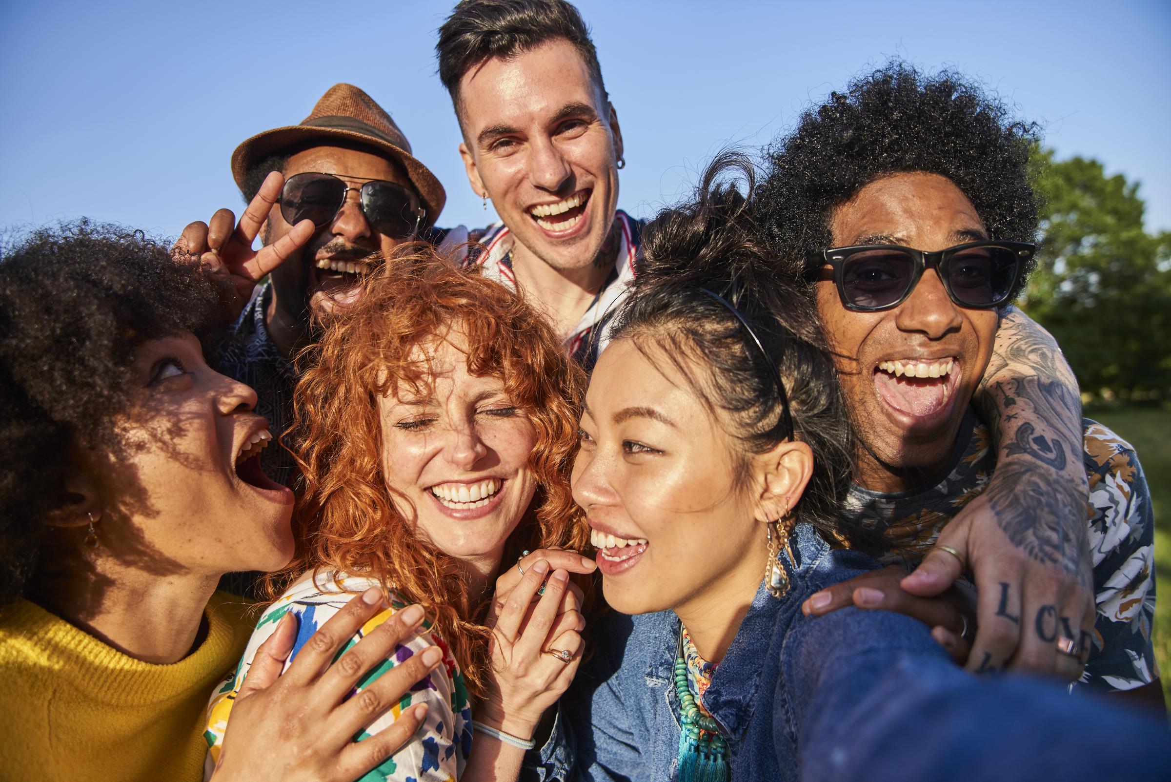 Eine Gruppe von Freunden macht ein Selfie | Quelle: Getty Images