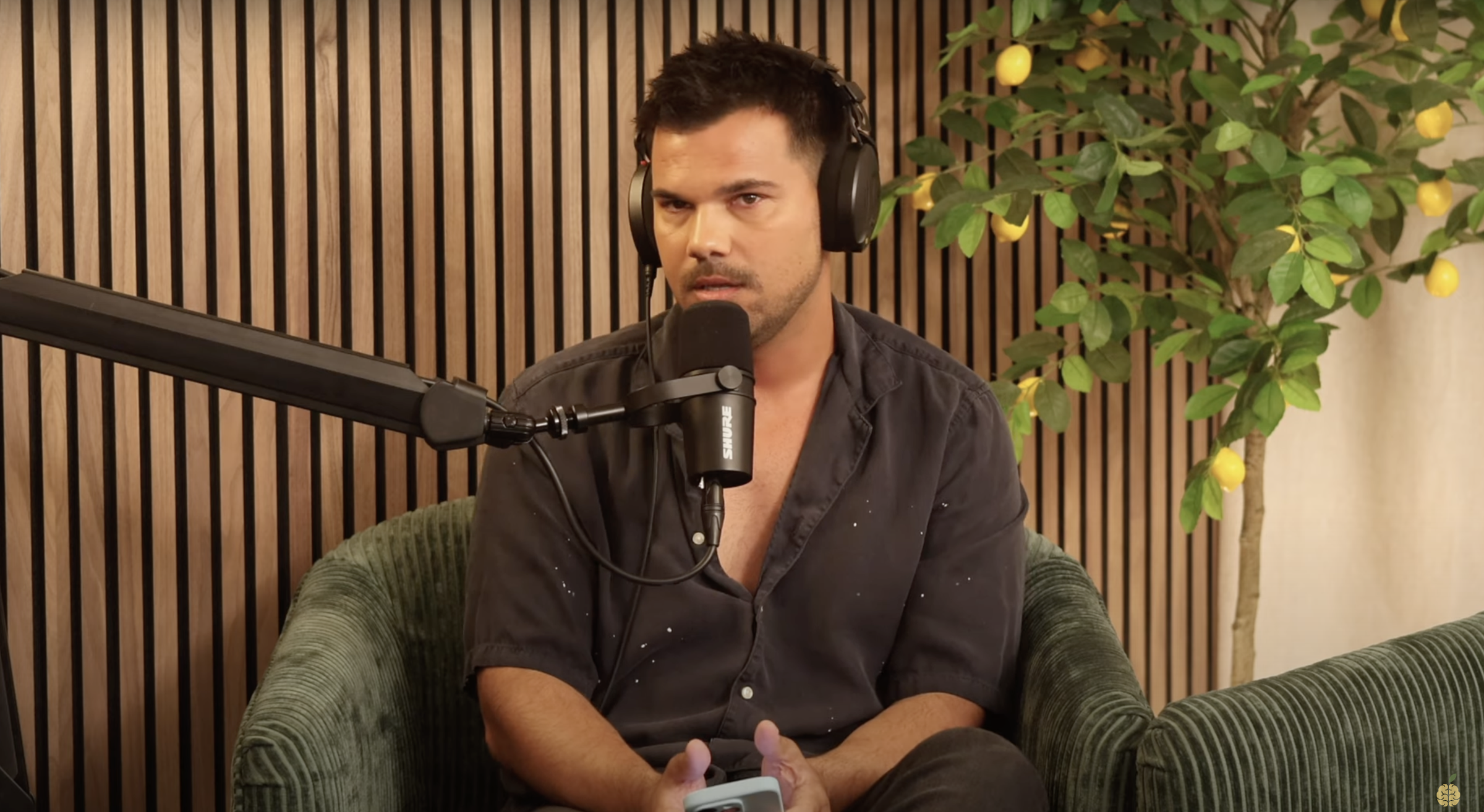 Taylor Lautner, zu sehen in einem Video vom 3. Juli 2024 | Quelle: YouTube/thesqueeze