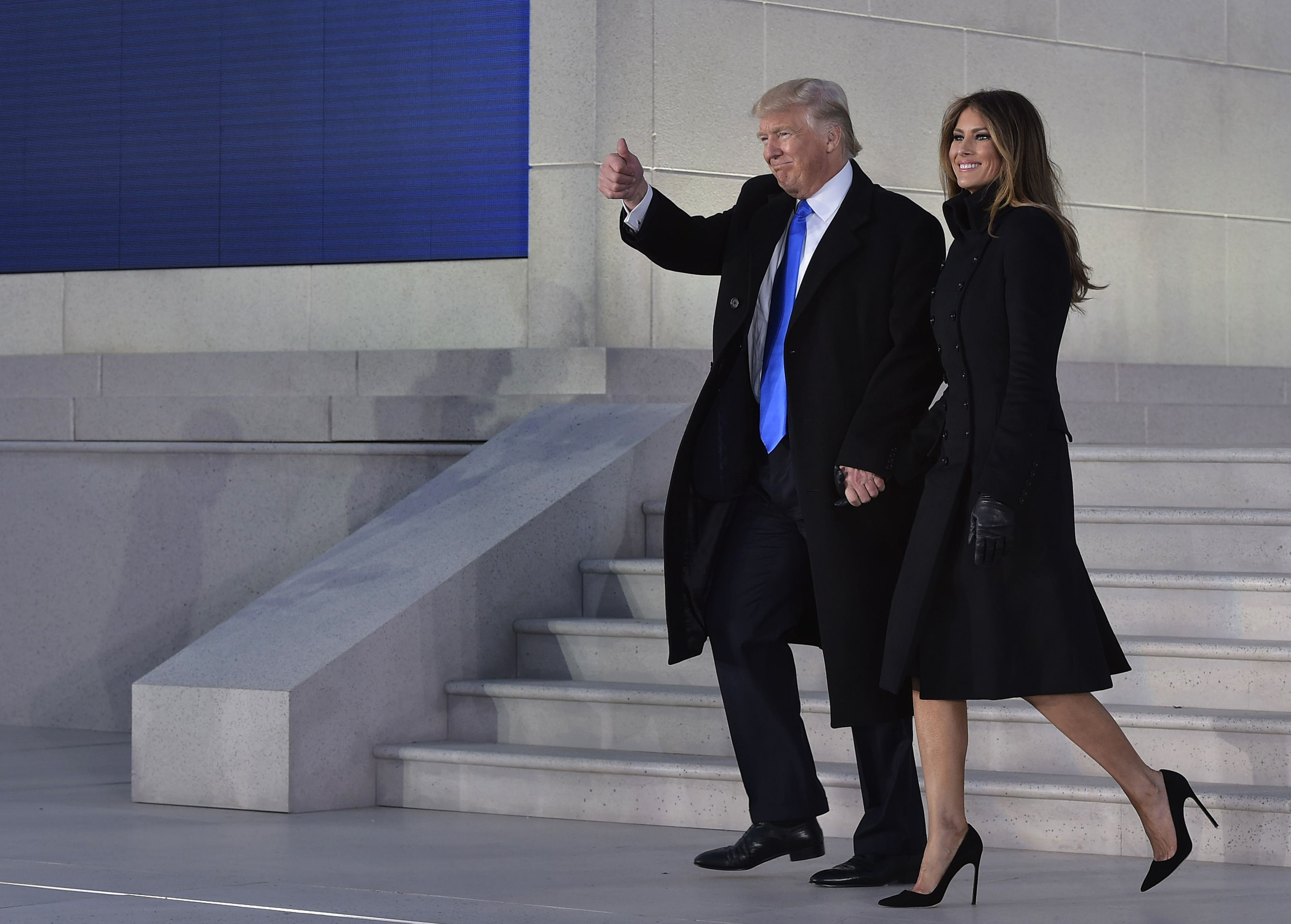 Melania Trump trifft am 19. Januar 2017 zu einer Begrüßungsfeier vor der Amtseinführung am Lincoln Memorial in Washington, D.C., ein. Sie trägt ein militärisch inspiriertes, zweireihiges schwarzes Mantelkleid mit schwarzen Handschuhen, kombiniert mit eleganten schwarzen Stöckelschuhen mit spitzer Zehenpartie, die für einen klassischen, himmlisch hohen Absatz auf den Steinstufen.