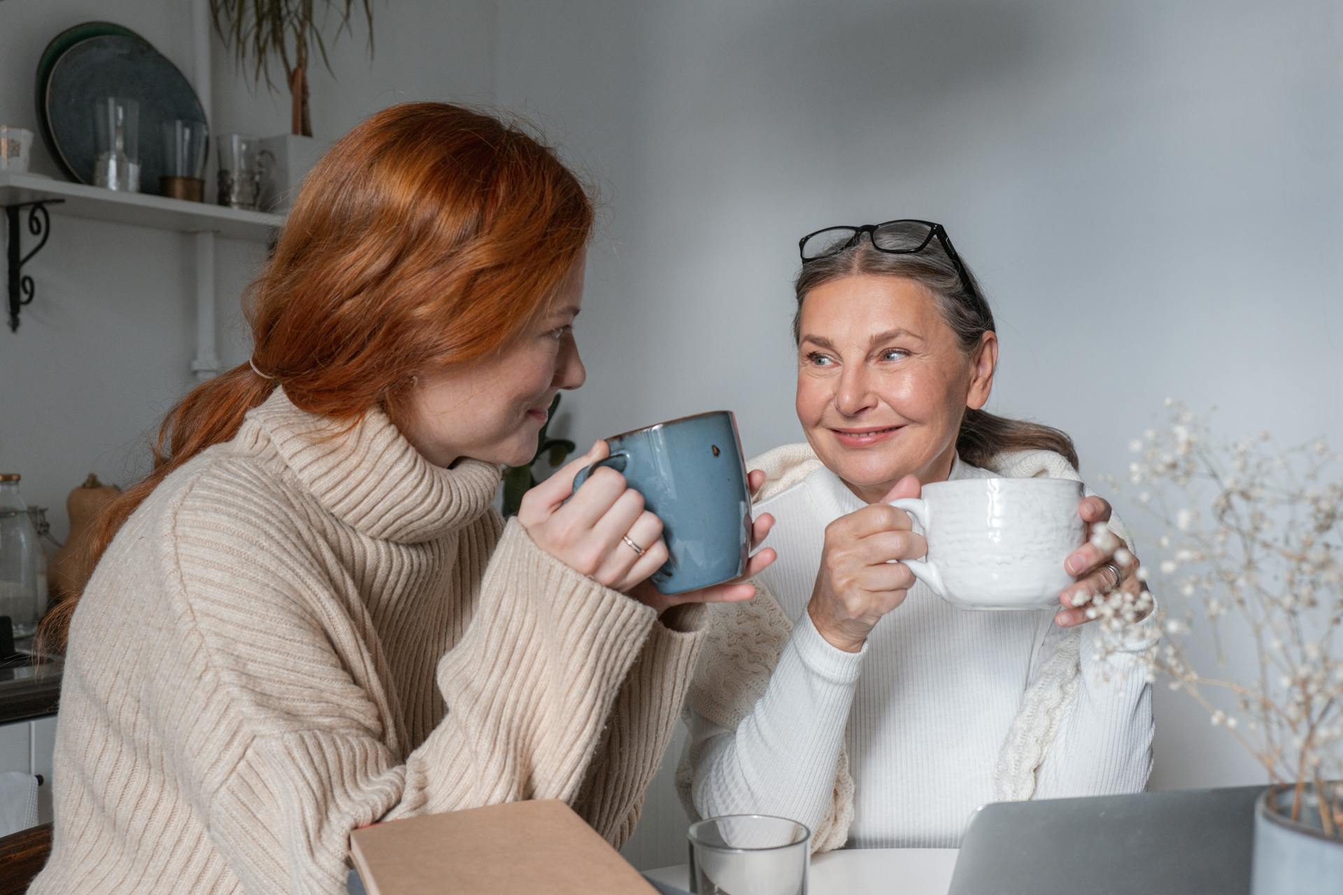 Zwei Menschen, die lächeln und Tee trinken | Quelle: Pexels