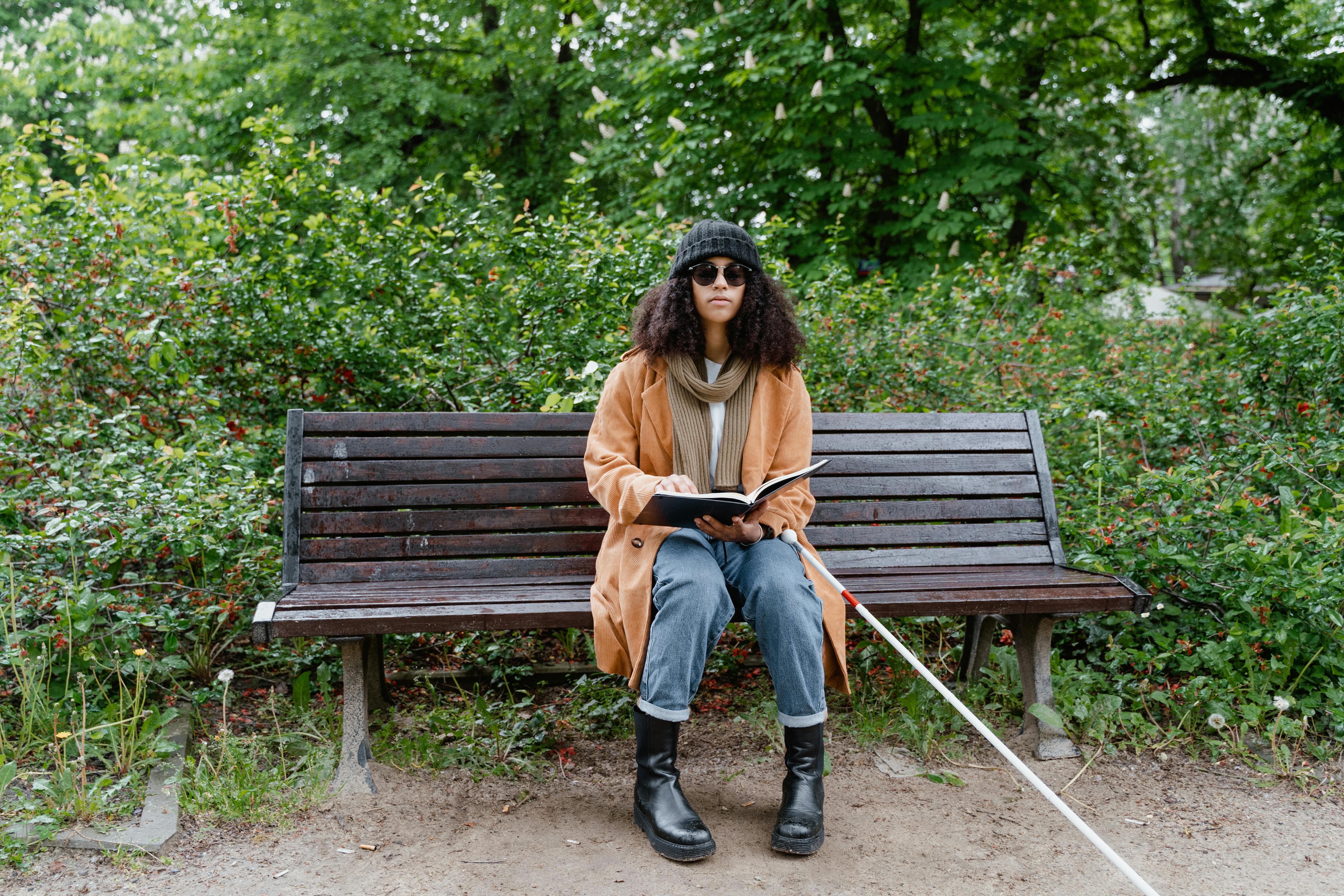 Eine blinde Frau auf einer Parkbank | Quelle: Pexels