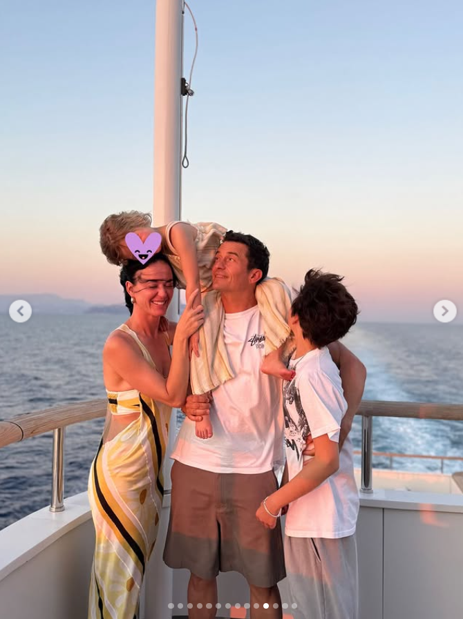 Katy Perry mit Orlando, Daisy Dove und Flynn Bloom, aus einem Beitrag vom 9. Juli 2025. | Quelle: Instagram/orlandobloom
