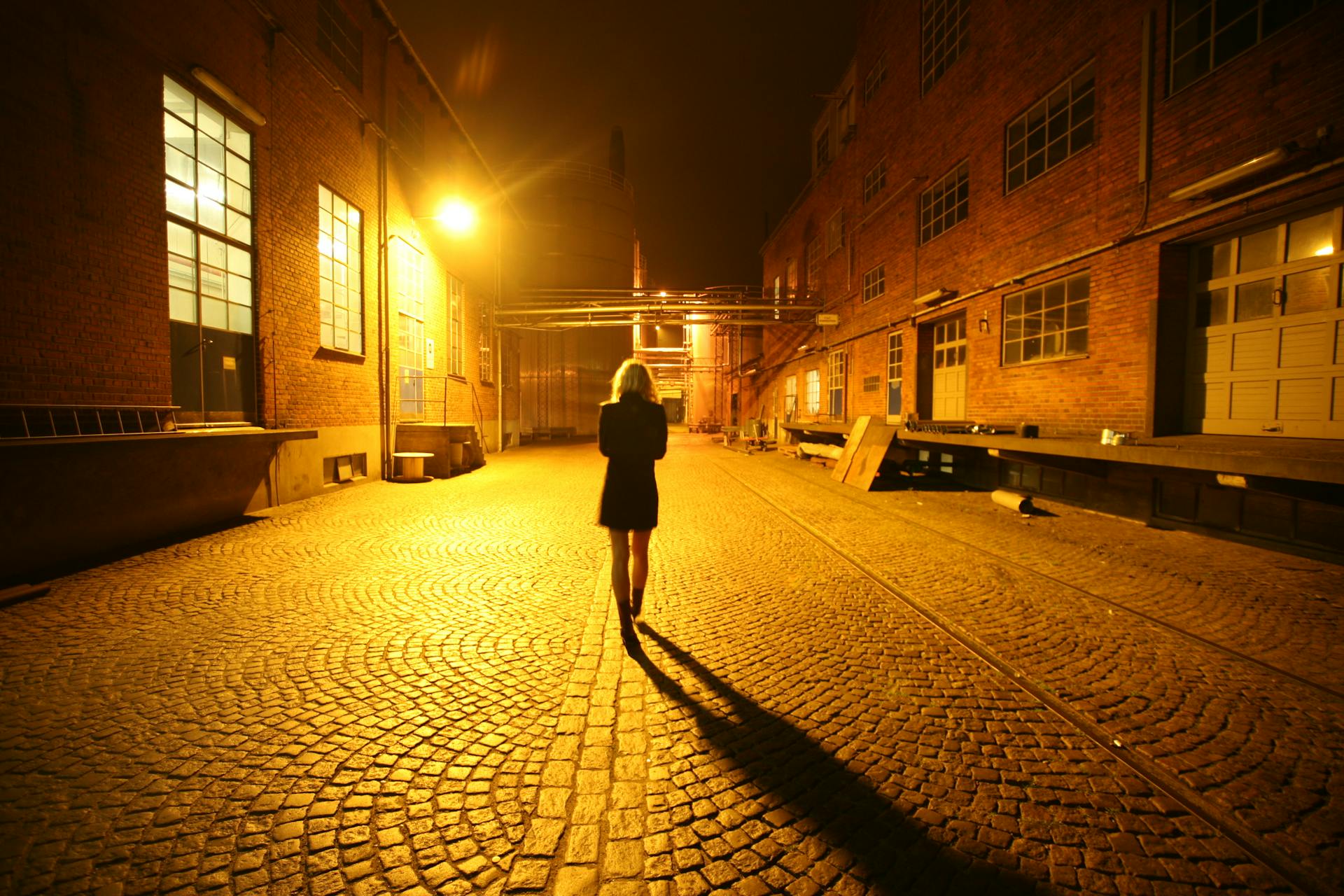 Uma mulher caminhando na rua à noite | Fonte: Pexels