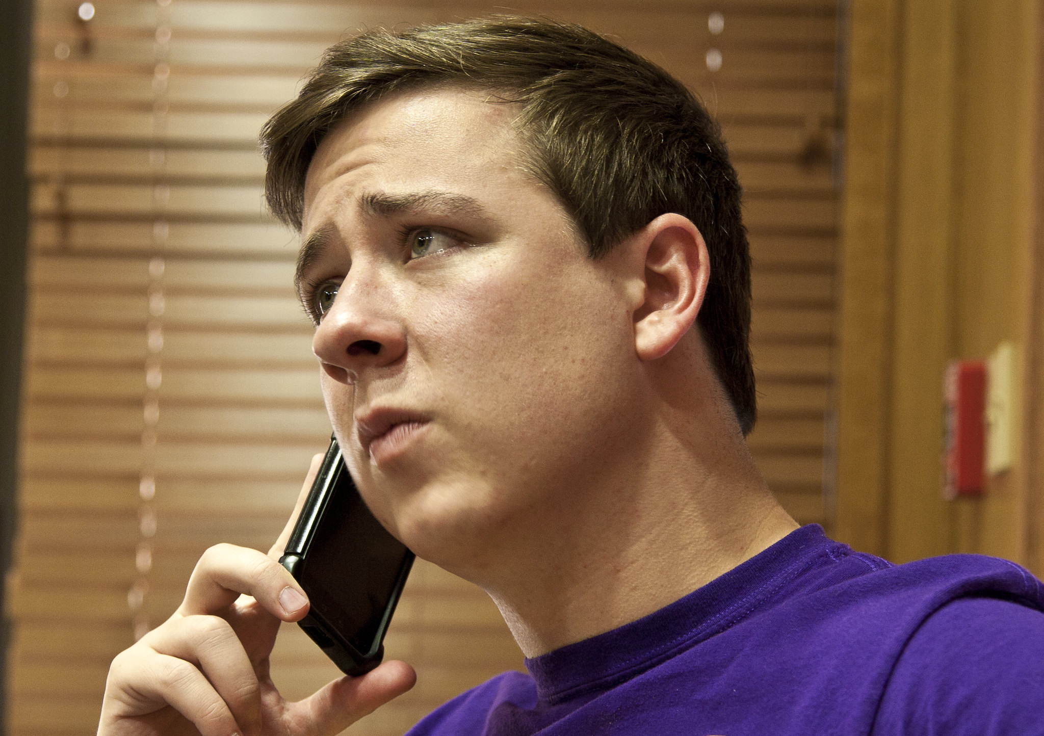Ein aufgebrachter und reumütiger Mann, der mit jemandem am Telefon spricht | Quelle: Flickr