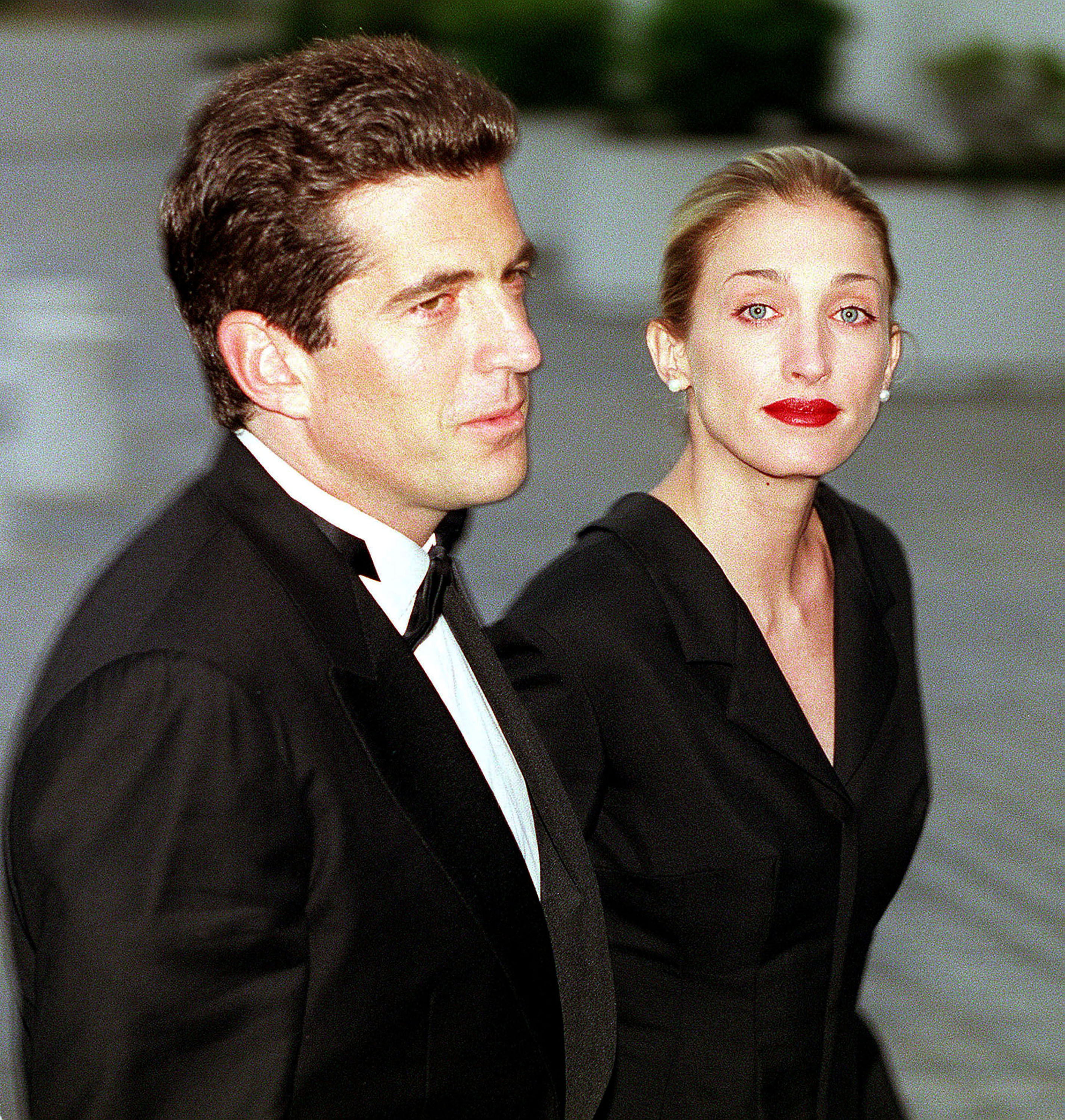 John F. Kennedy Jr. und Carolyn Bessette beim jährlichen Abendessen der John F. Kennedy Library Foundation und den Profiles in Courage Awards am 23. Mai 1999 in der Kennedy Library in Boston, Massachusetts. | Quelle: Getty Images