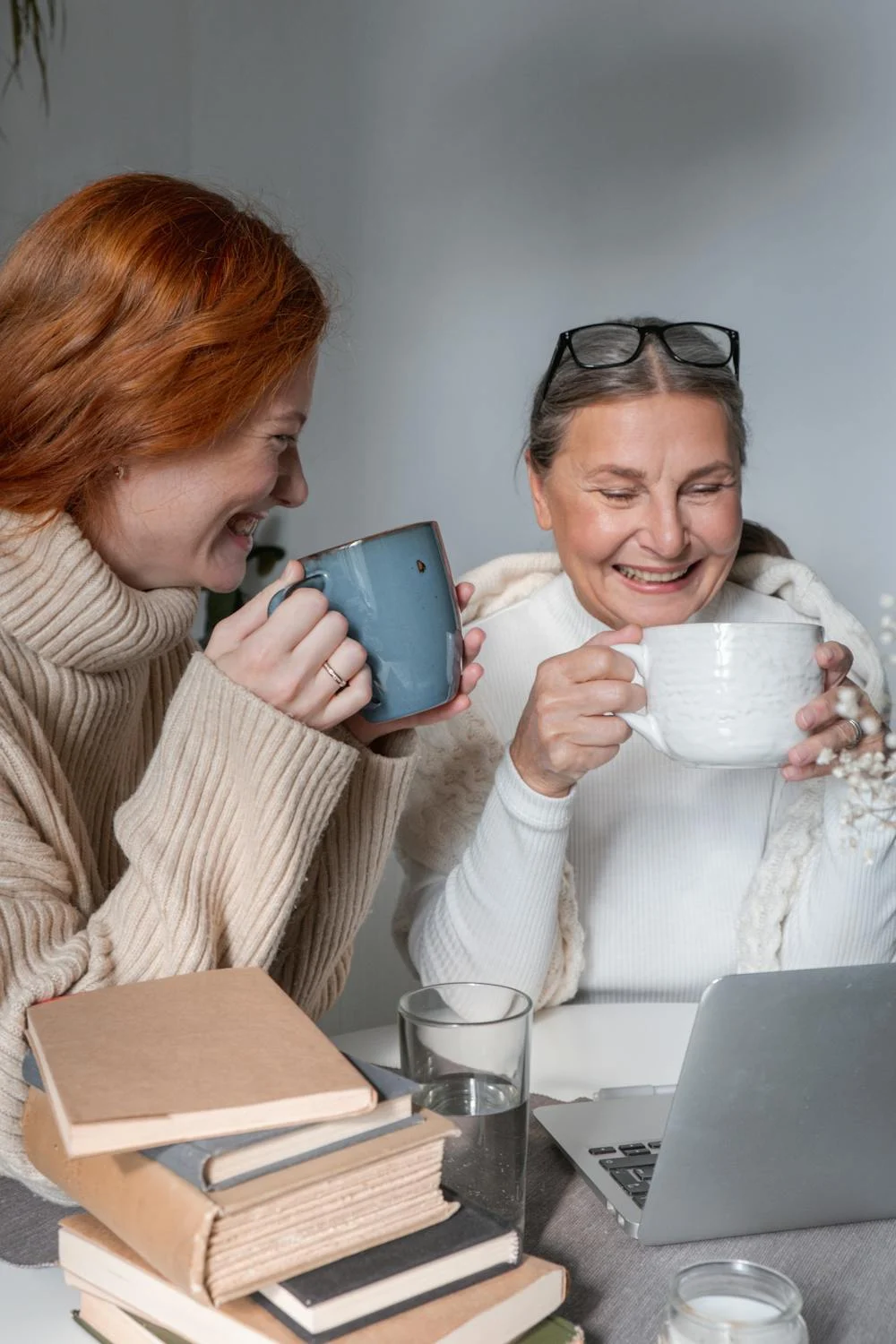 Eine Frau trinkt Tee mit ihrer Tochter | Quelle: Pexels