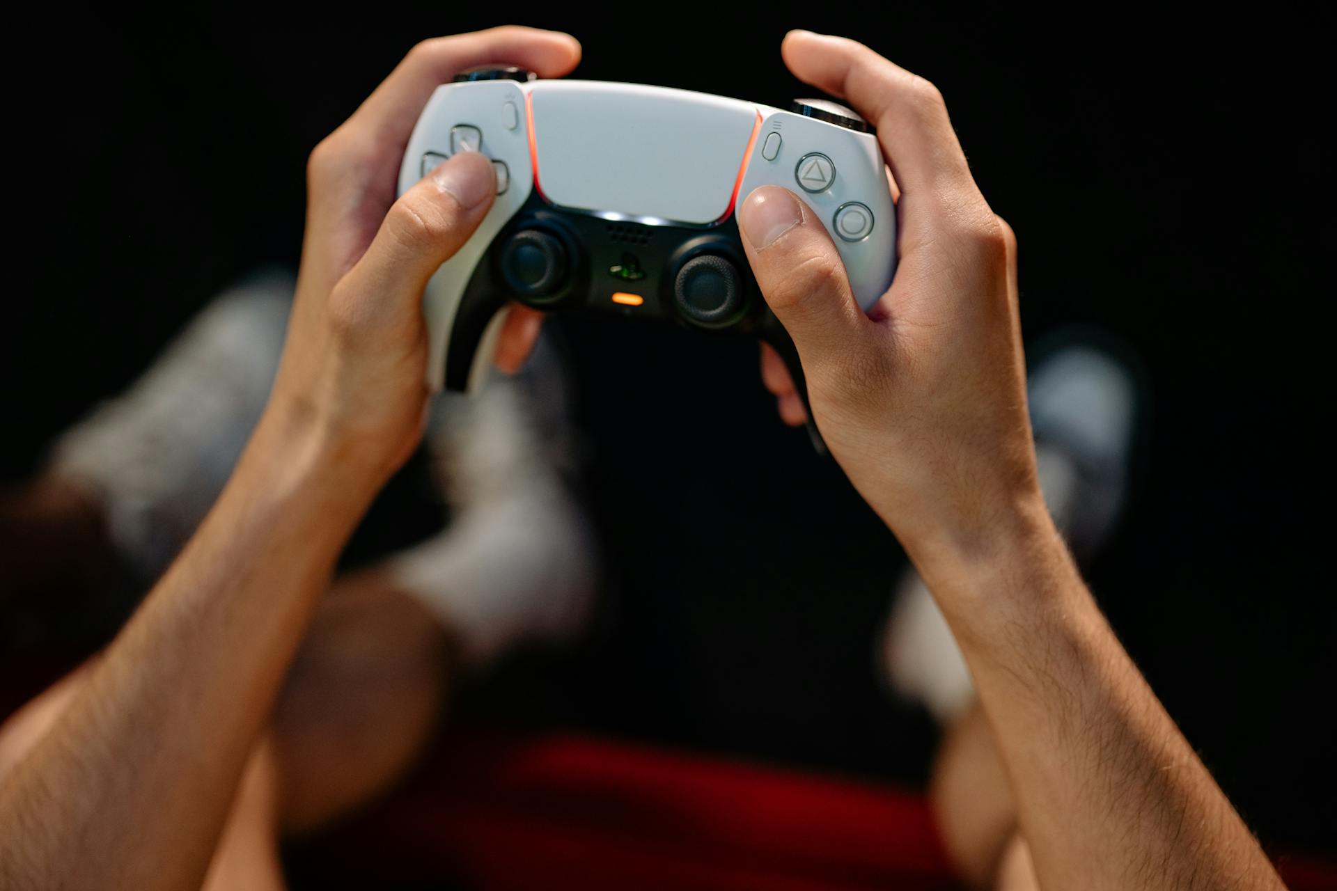 Ein Mann hält einen Controller | Quelle: Pexels