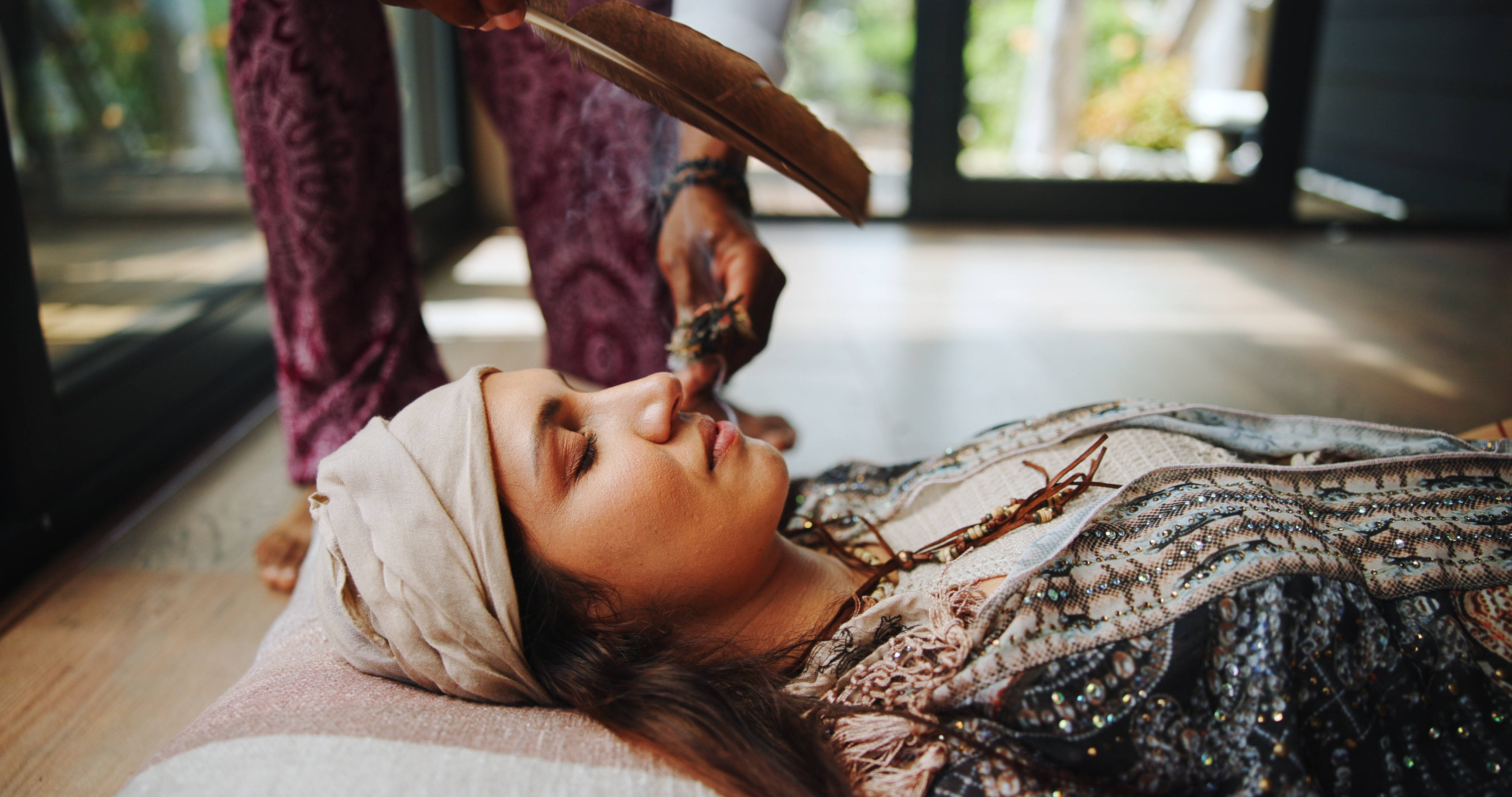 Eine Frau bei einem geführten Meditationskurs für Achtsamkeit | Quelle: Getty Images