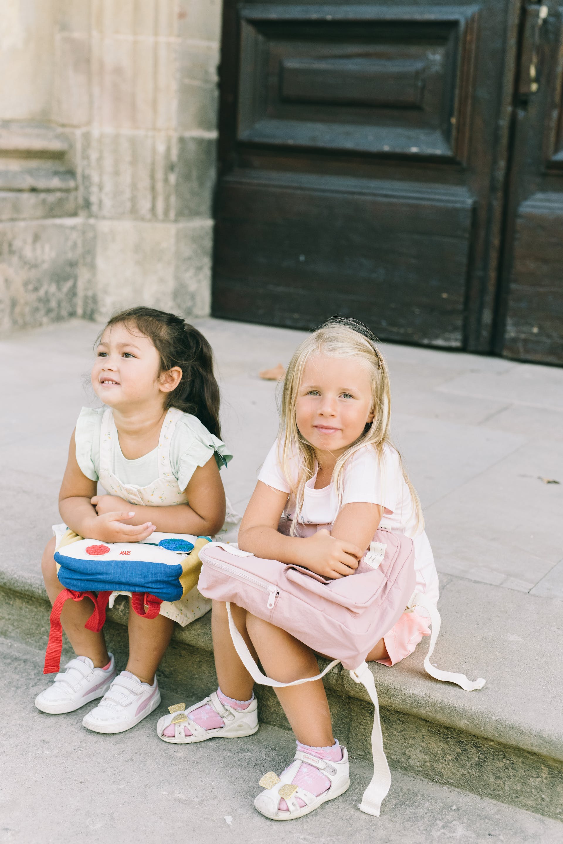Kleine Mädchen mit Rucksäcken | Quelle: Pexels