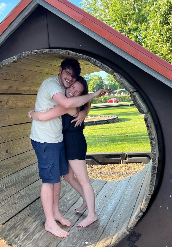 RJ Mitte genießt einen glücklichen Moment mit Kennedy Suarez, der er im Oktober 2025 nach fünfjähriger Beziehung einen Heiratsantrag gemacht hat. Das Paar gab seine Verlobung bei einer Wohltätigkeitsveranstaltung zugunsten von „United Cerebral Palsy of San Diego“ bekannt. | Quelle: Instagram/rjmitte