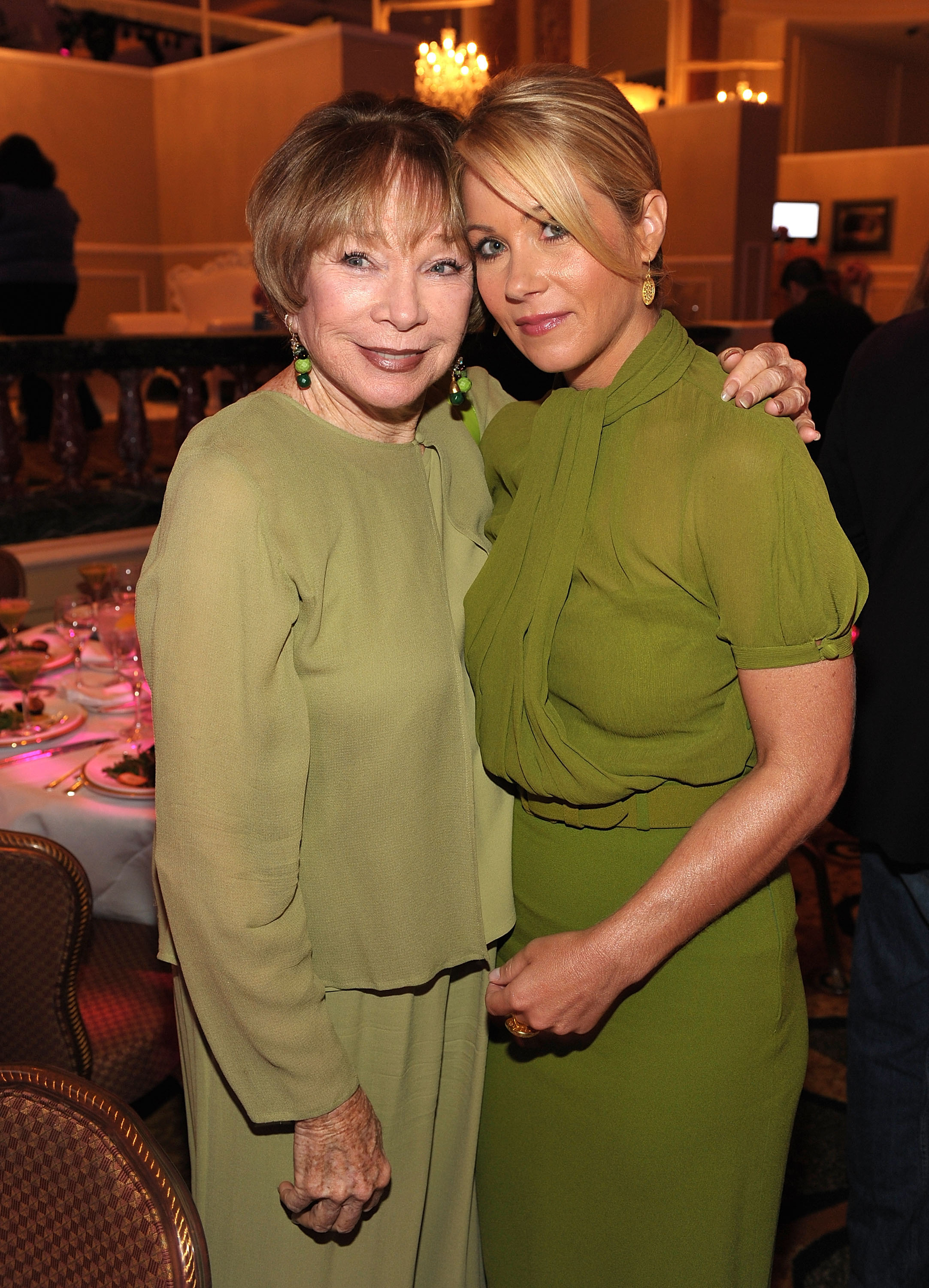 Shirley MacLaine und Christina Applegate besuchen Variety's 1st Annual Power of Women Luncheon in Beverly Hills, Kalifornien am 24. September 2009. | Quelle: Getty Images