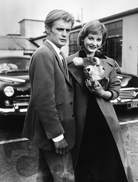 David McCallum und Jill Ireland, Treffen am Londoner Flughafen, 3. April 1957 | Quelle: Getty Images