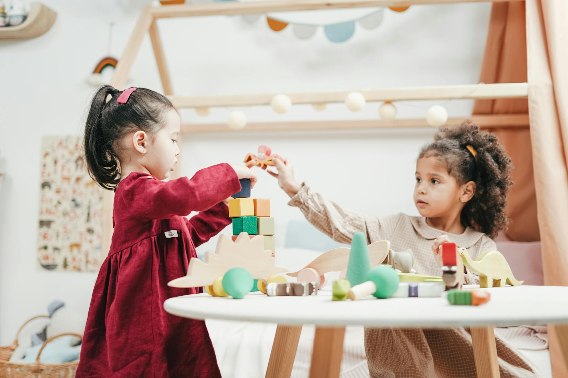 Kinder spielen mit Holzklötzen | Quelle: Pexels