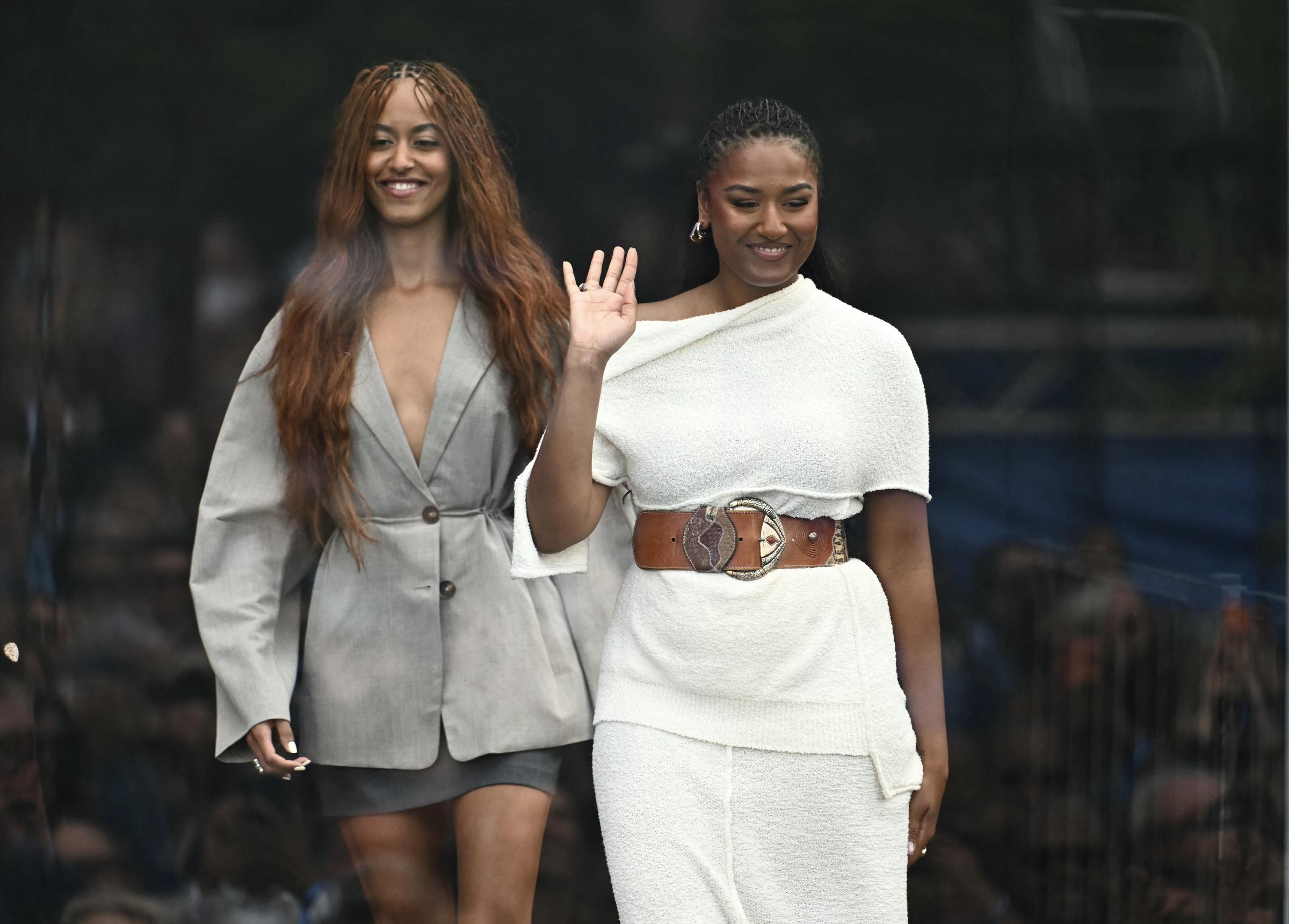 Die Töchter des ehemaligen Präsidenten zeigten, wie sehr sie seit ihrer Zeit im Weißen Haus gewachsen waren. Auf diesem Foto sind Malia Obama (27) und Sasha Obama (25) bei der Eröffnung des Barack Obama Presidential Center in Chicago, Illinois, am 18. Juni 2026 zu sehen. | Quelle: Getty Images
