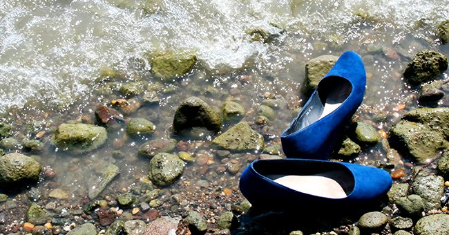 Lauras Schuhe am Fluss, als sie ein Kind war | Quelle: Shutterstock