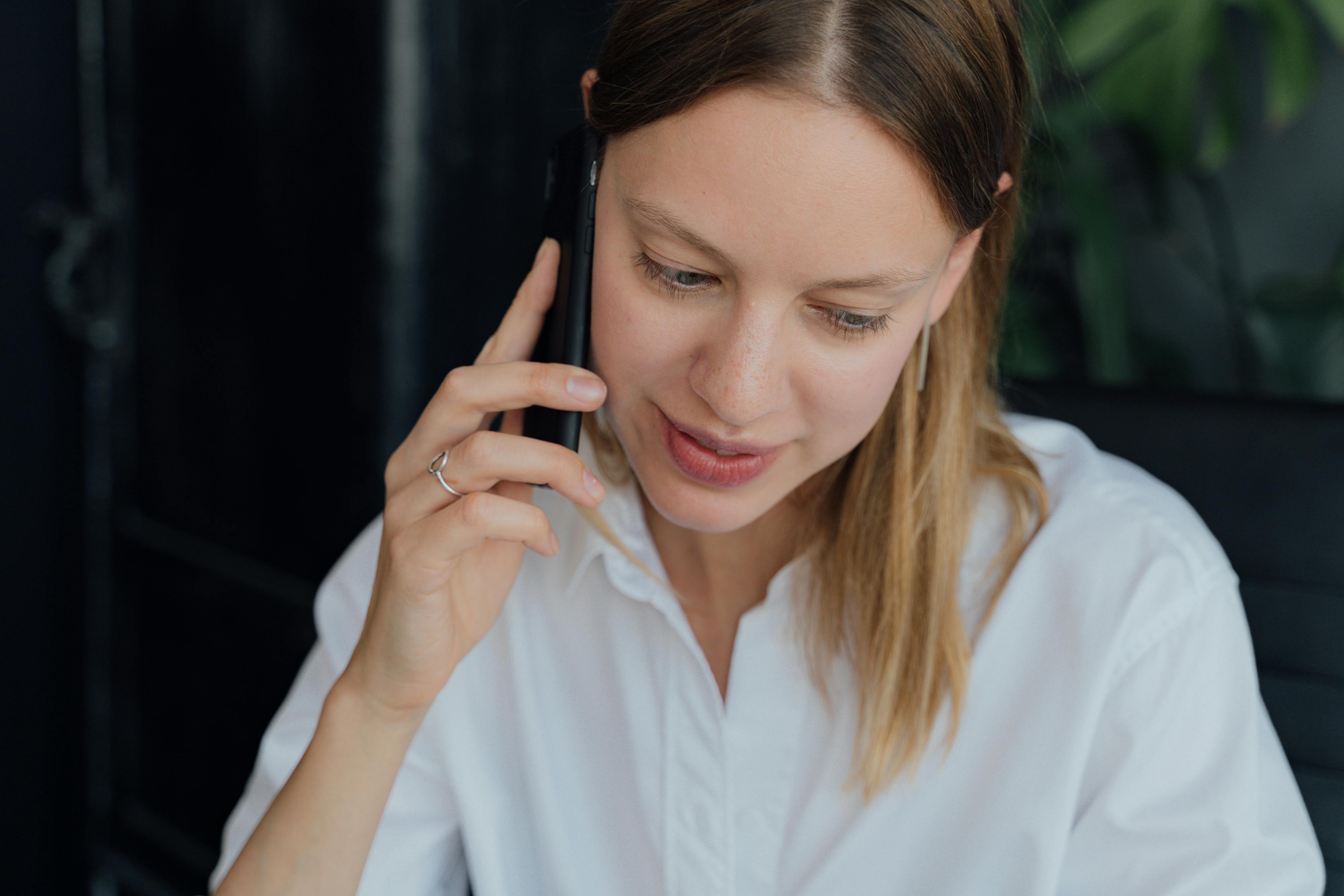 Eine Frau bei einem Telefonat | Quelle: Pexels