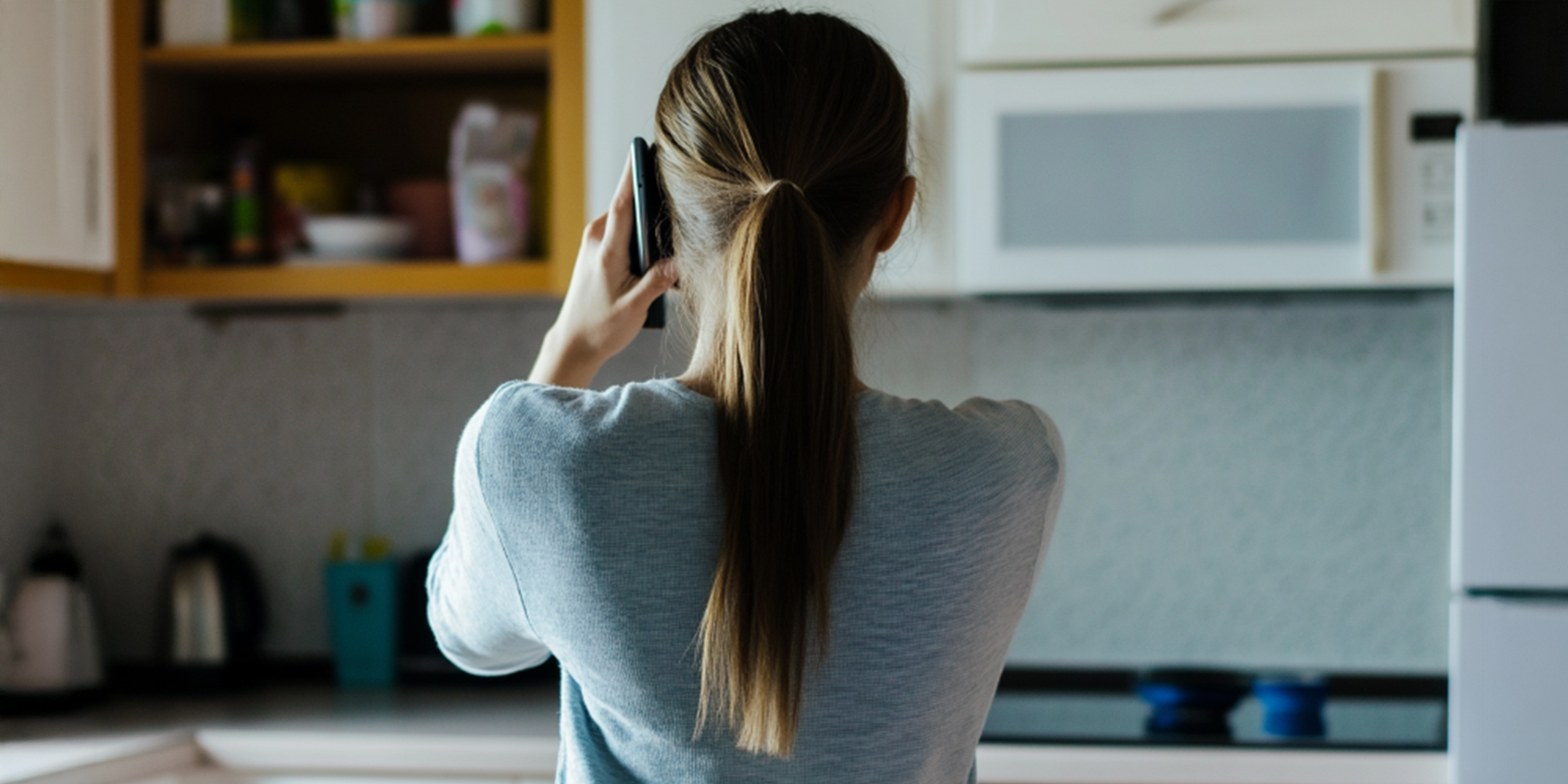 Eine junge Frau, die mit ihrem Telefon spricht | Quelle: Amomama