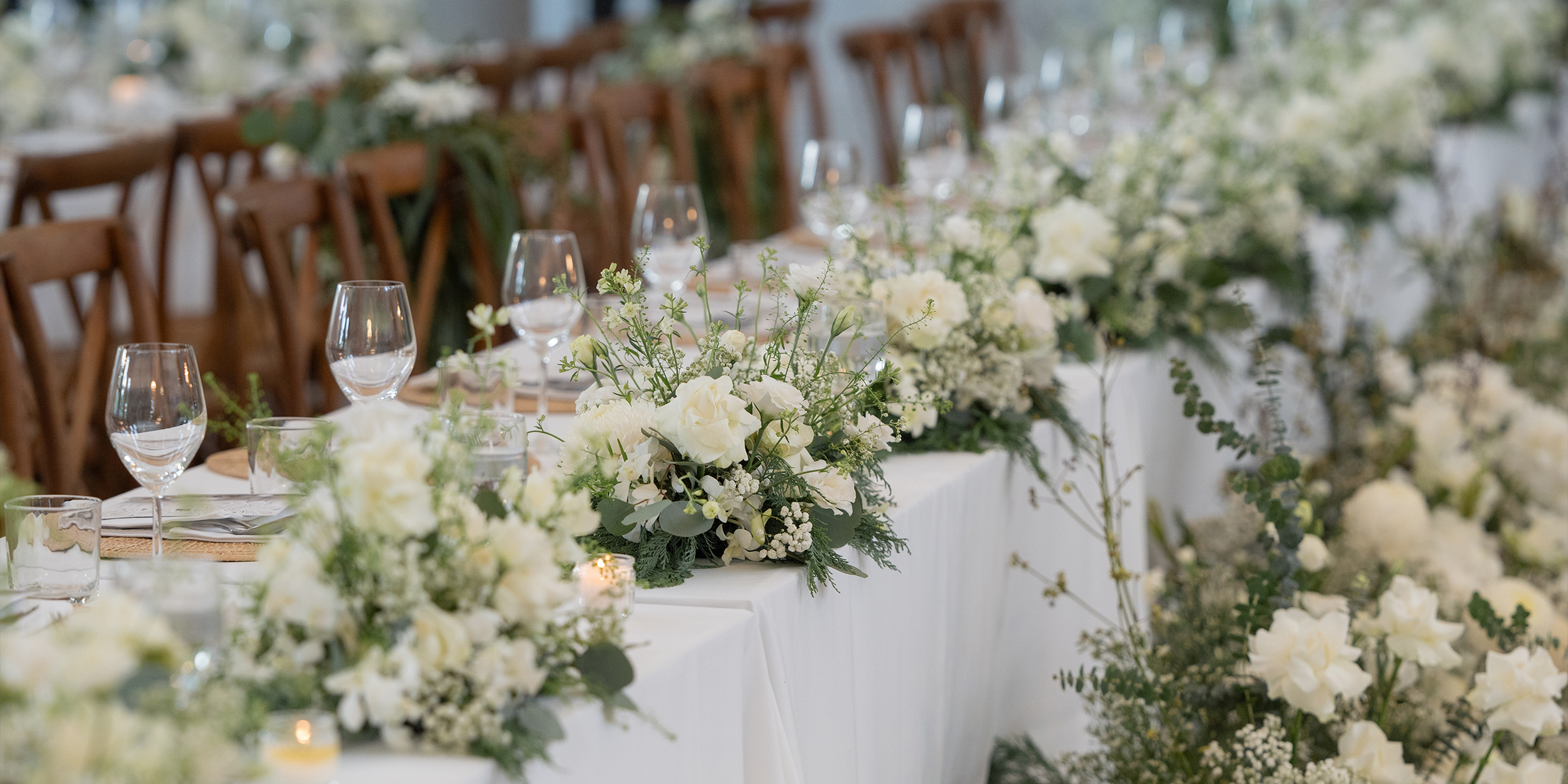 Gedeckter Tisch für das Hochzeitsessen | Quelle: AmoMama