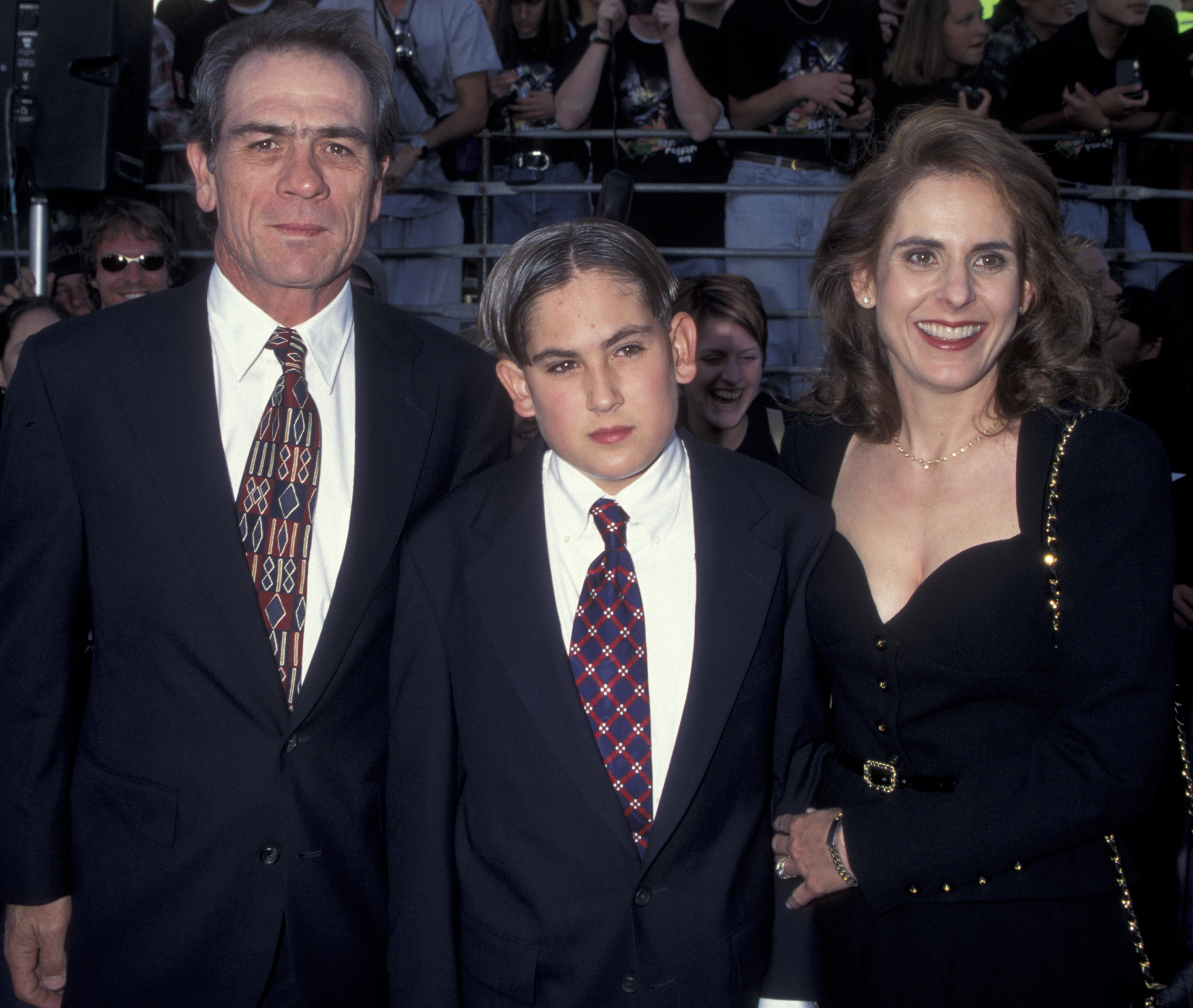 Tommy Lee Jones, Ehefrau Kimberlea Jones und Sohn Austin Jones bei der Weltpremiere von "Batman Forever" am 9. Juni 1995 in Westwood, Kalifornien. | Quelle: Getty Images