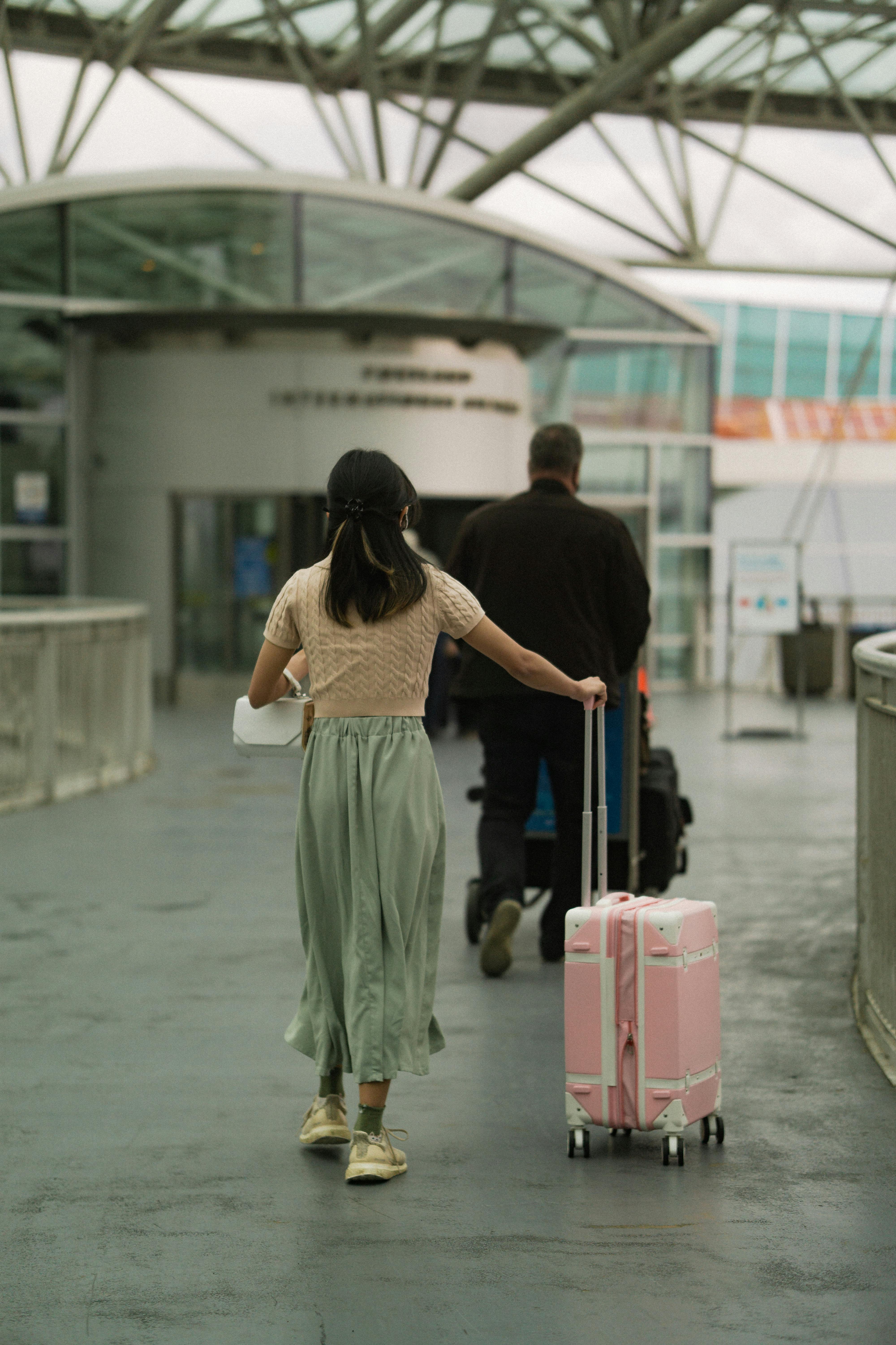 Eine Frau in einem Flughafen | Quelle: Pexels