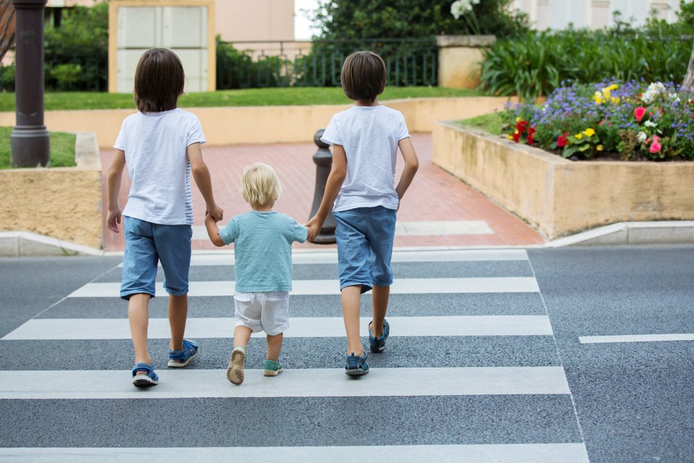 Kinder im Verkehr. | Quelle: Shutterstock