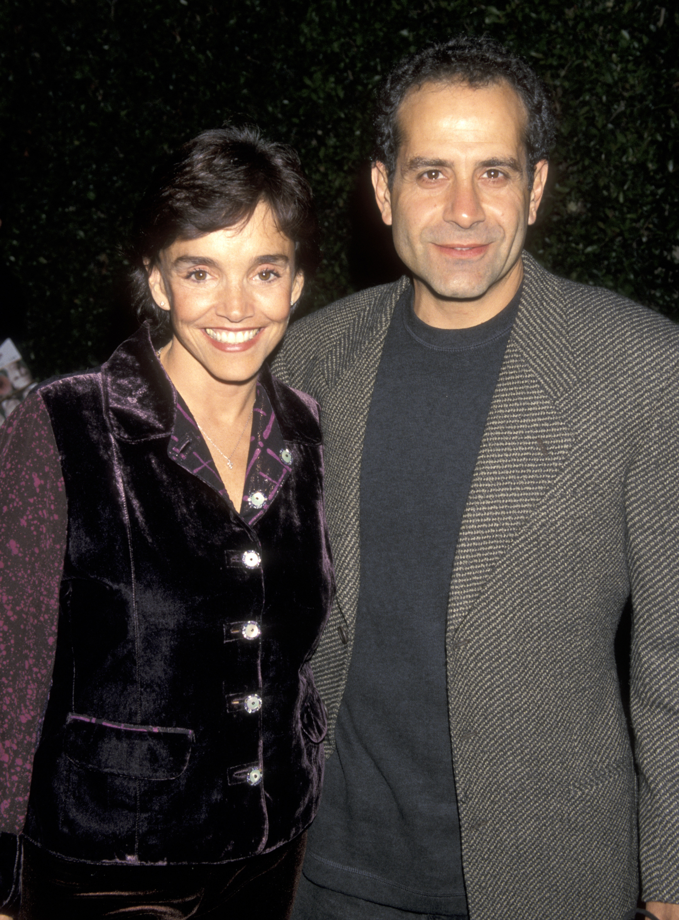 Die Schauspielerin und Tony Shalhoub bei der Vorführung von „That Championship Season“ am 3. Juni 1999 in Beverly Hills, Kalifornien. | Quelle: Getty Images